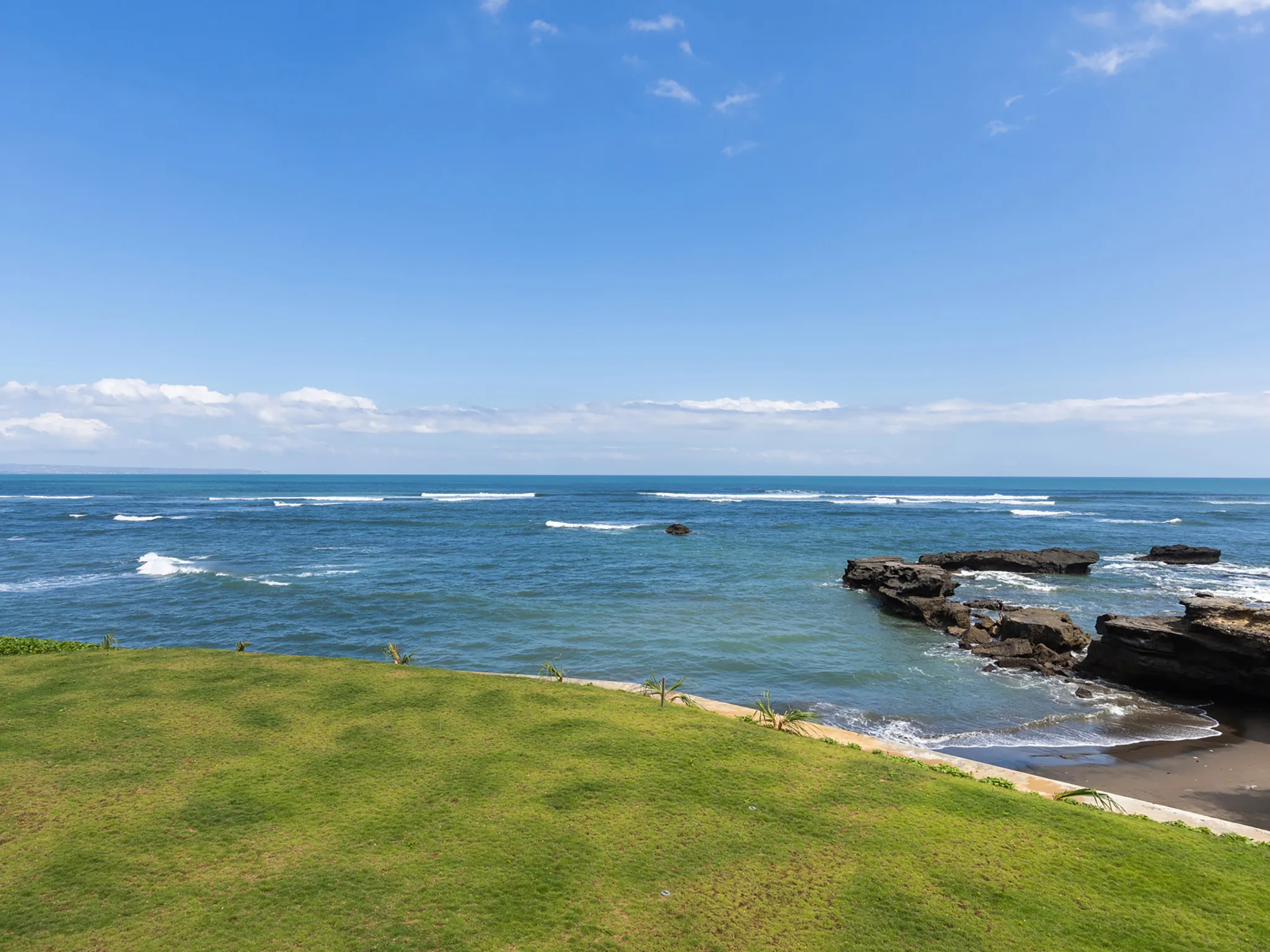 Tirtha Bayu Villa I - Absolute beachfront