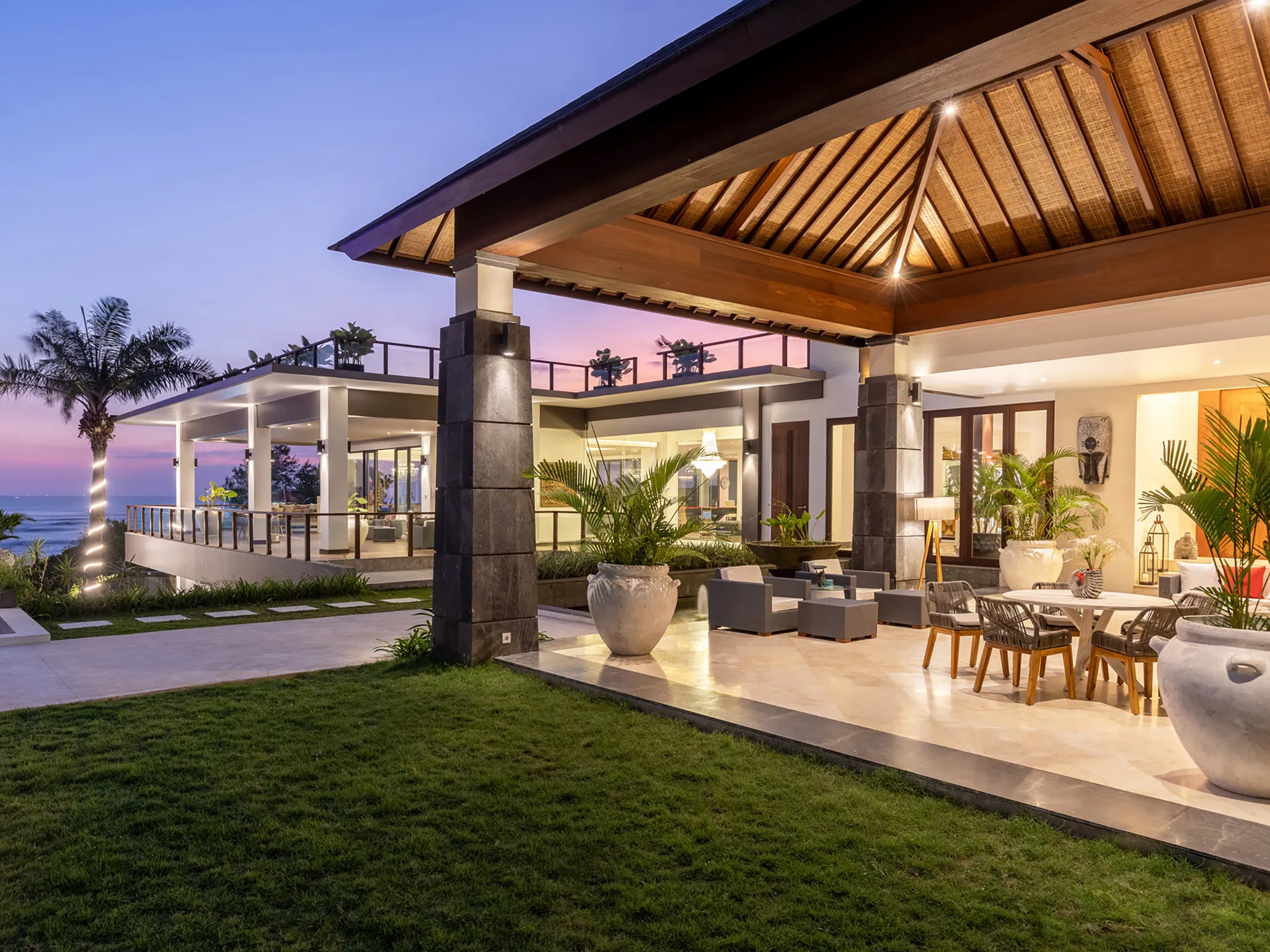 Tirtha Bayu Villa I - Well-lit outdoor spaces