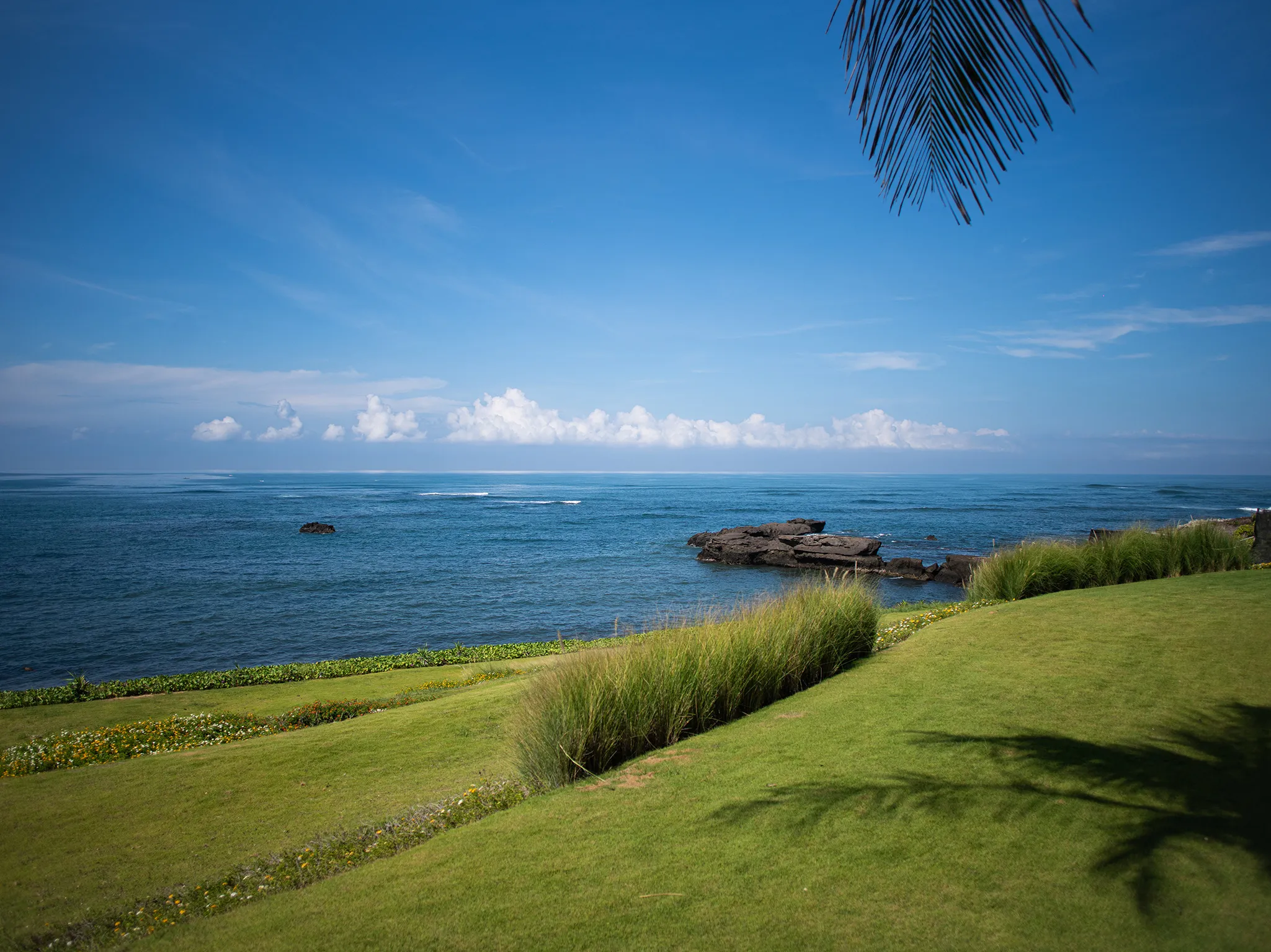Tirtha Bayu Villa II - Ocean view from lawn