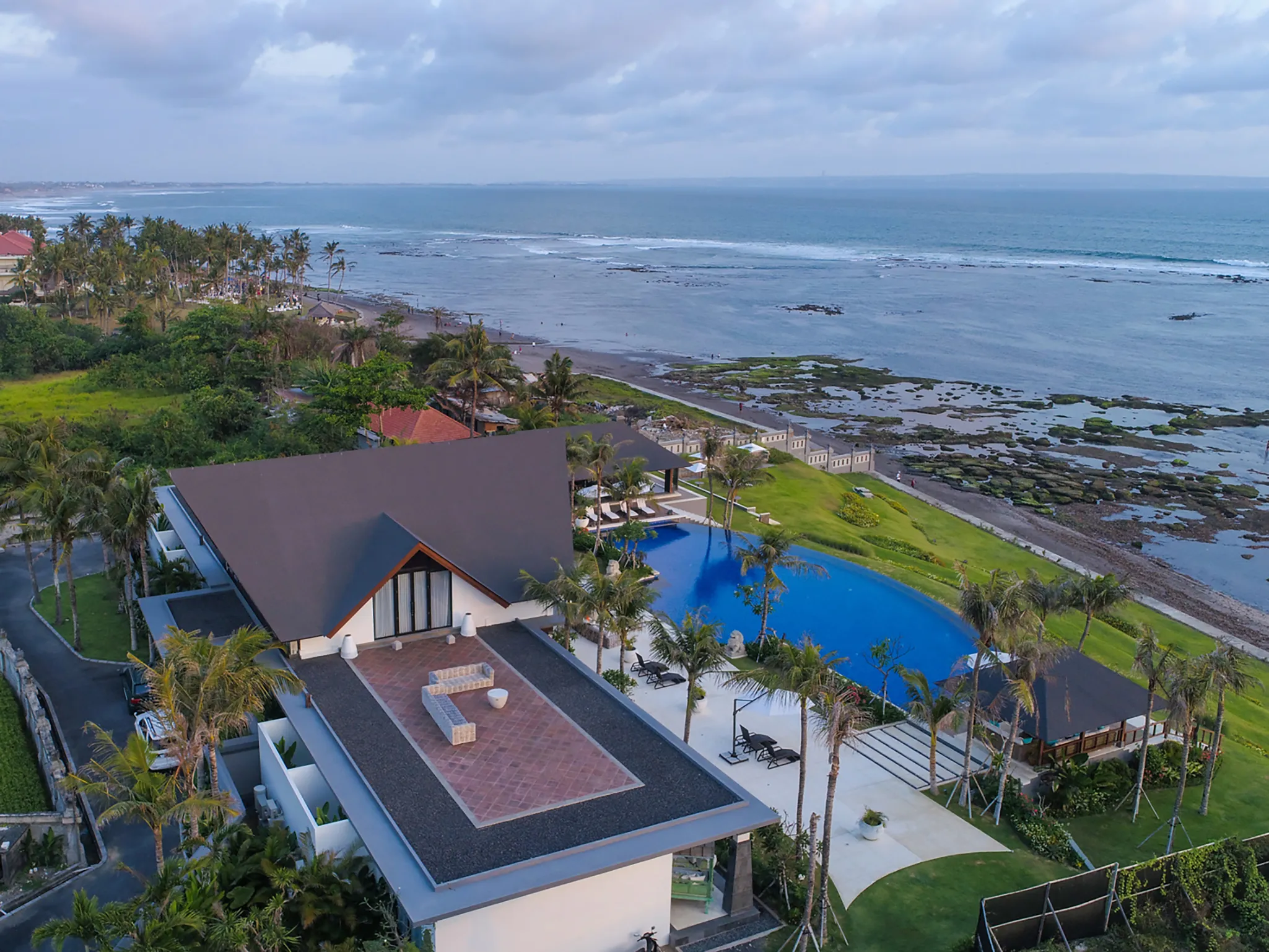 Tirtha Bayu Villa II - Absolute beachfront