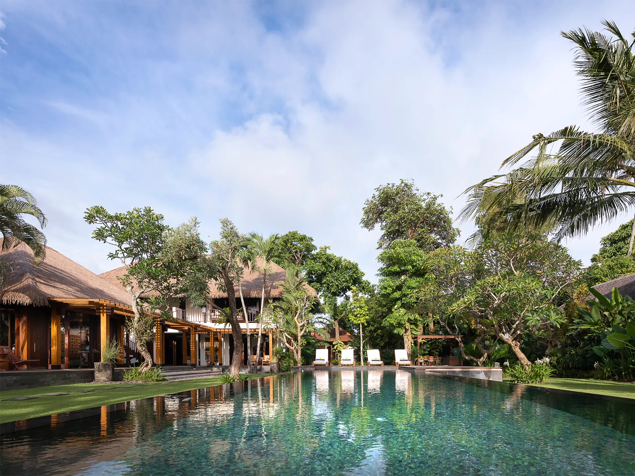 Villa Bangkuang - Pool and Sun Loungers