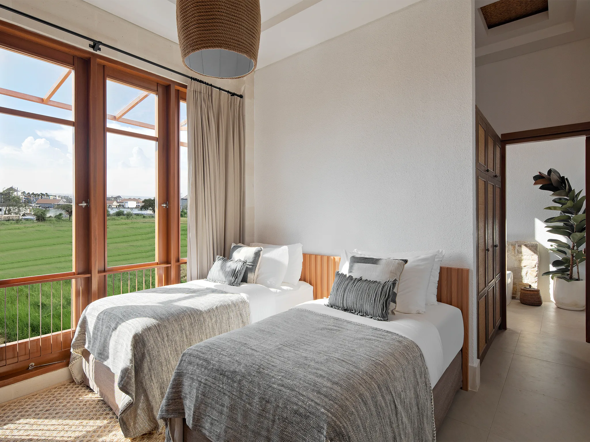 Villa Dhanika - Cosy guest bedroom overlooking the rice fields