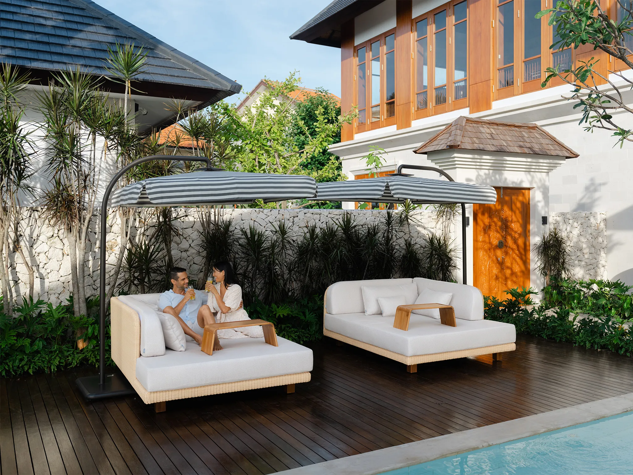 Villa Dhanika - Relaxing pool area sun lounge