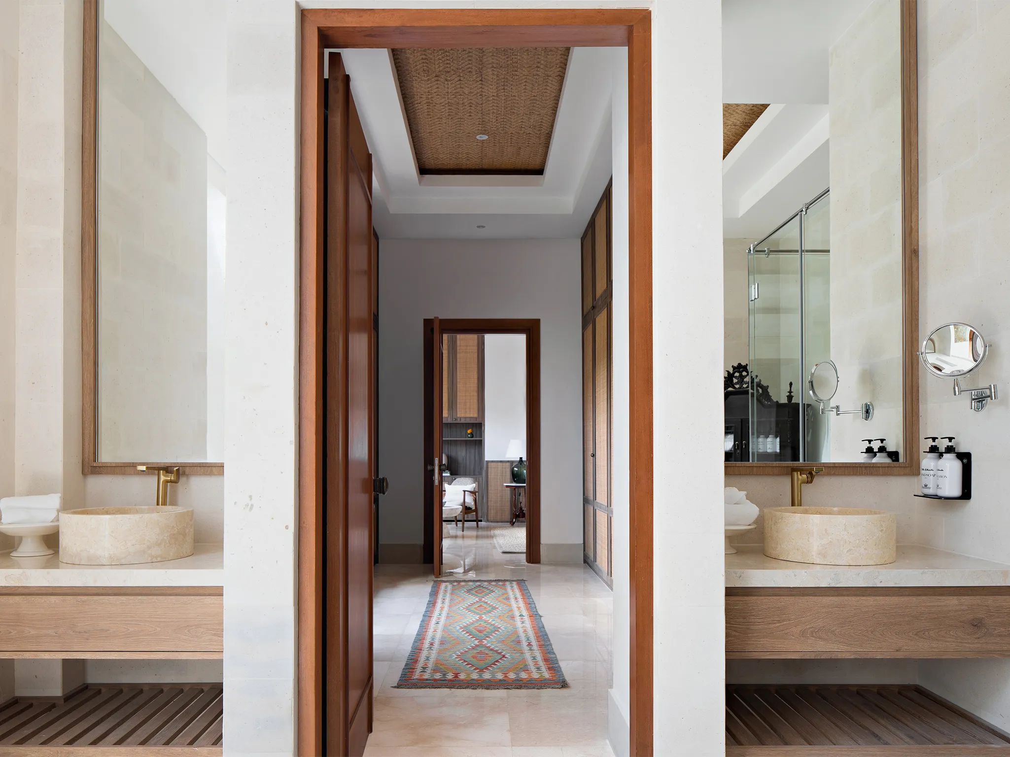 Villa Dhanika - Lovely master bedroom bathroom