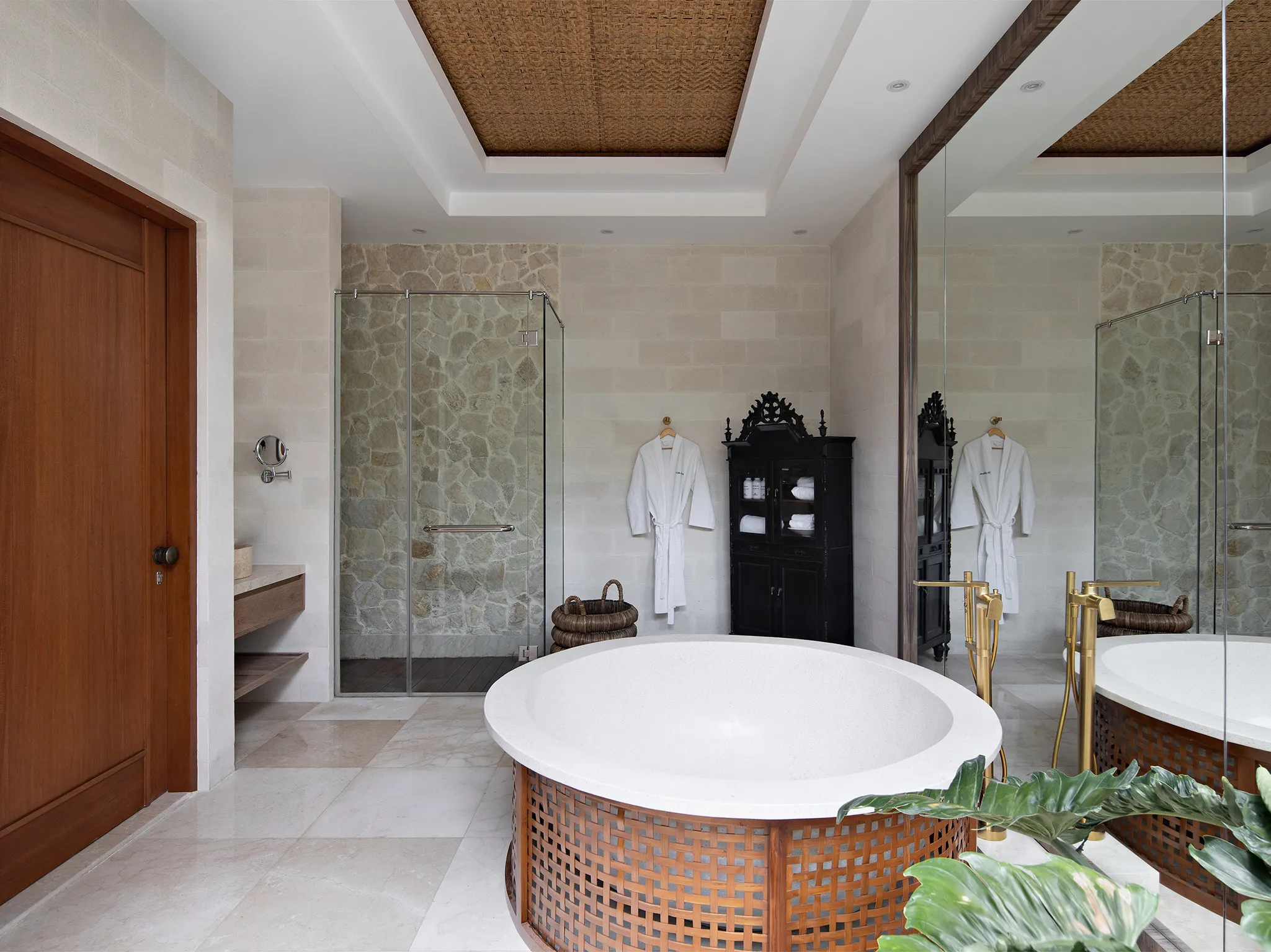 Villa Dhanika - Gorgeous master bedroom with freestanding bathtub