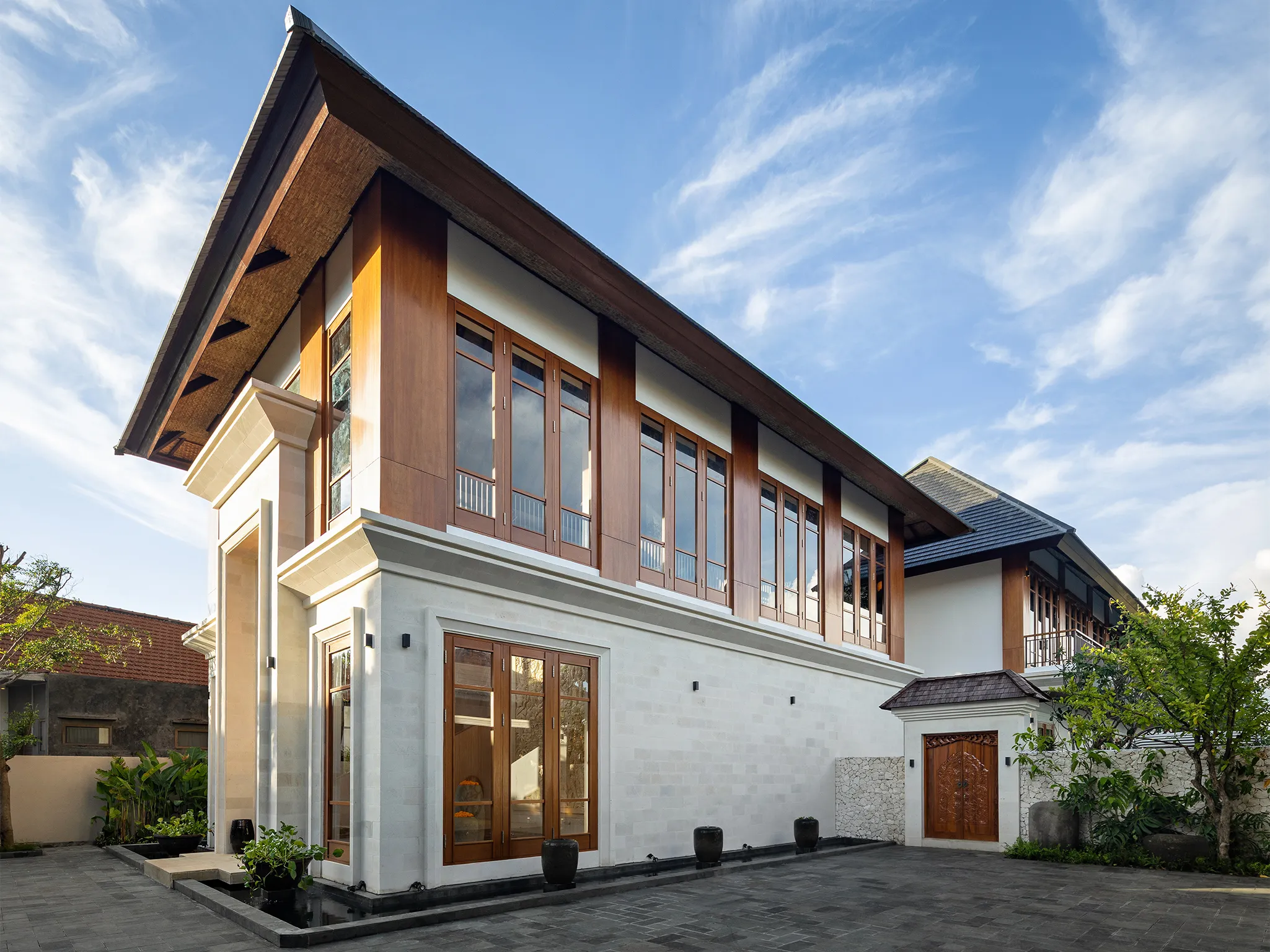 Villa Dhanika - Grand tropical villa living