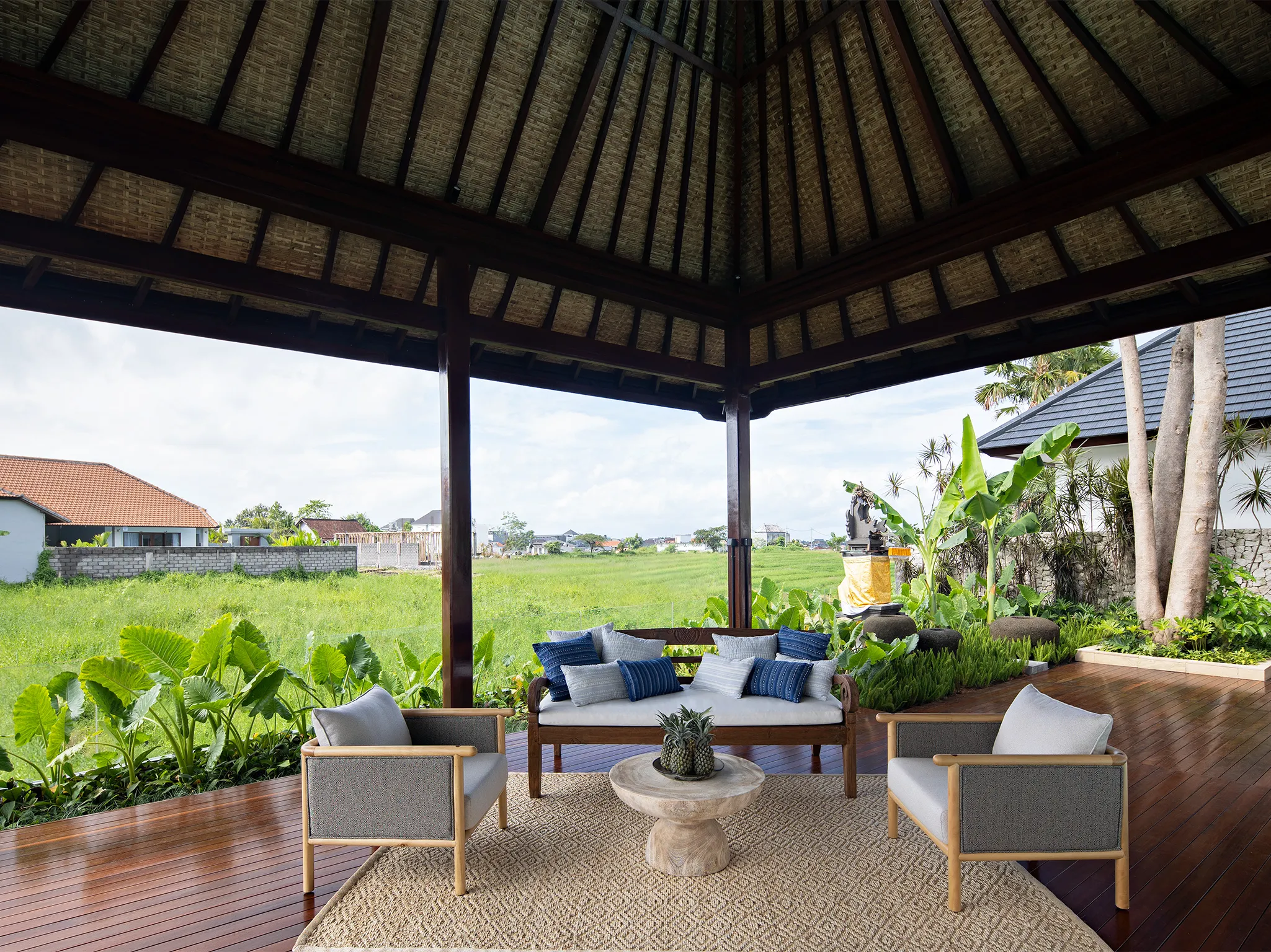 Villa Dhanika - Restful poolside cabana overlooking the rice fields