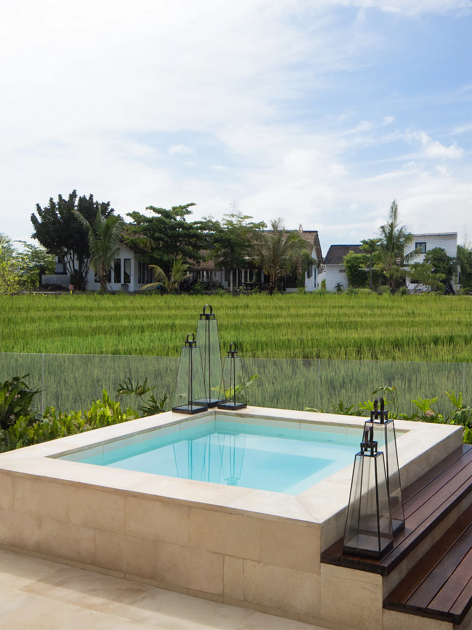 Villa Dhanika - Relaxing jacuzzi with stunning paddy field views