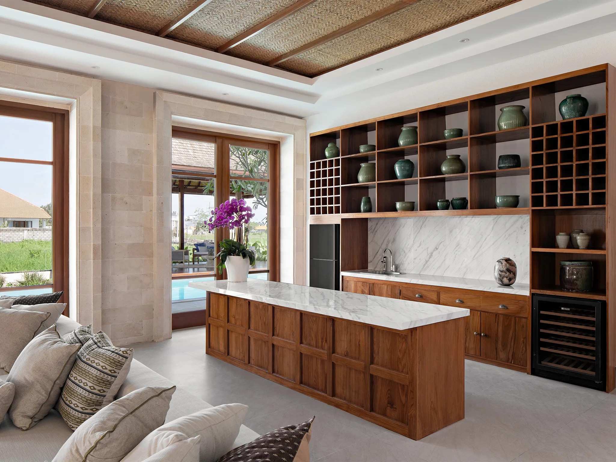 Villa Dhanika - Homey living room kitchen dining area