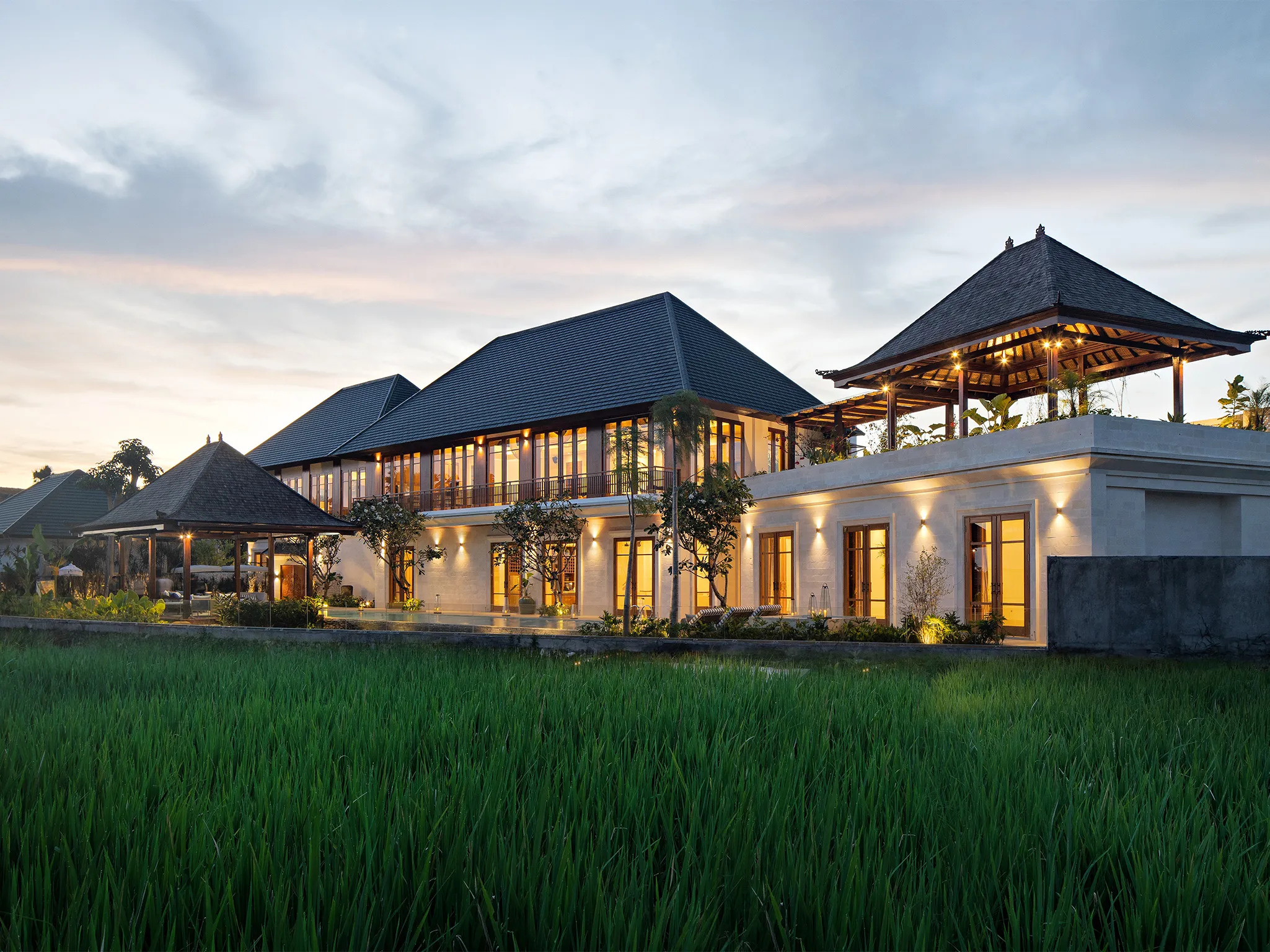 Villa Dhanika - Picturesque tropical villa at twilight