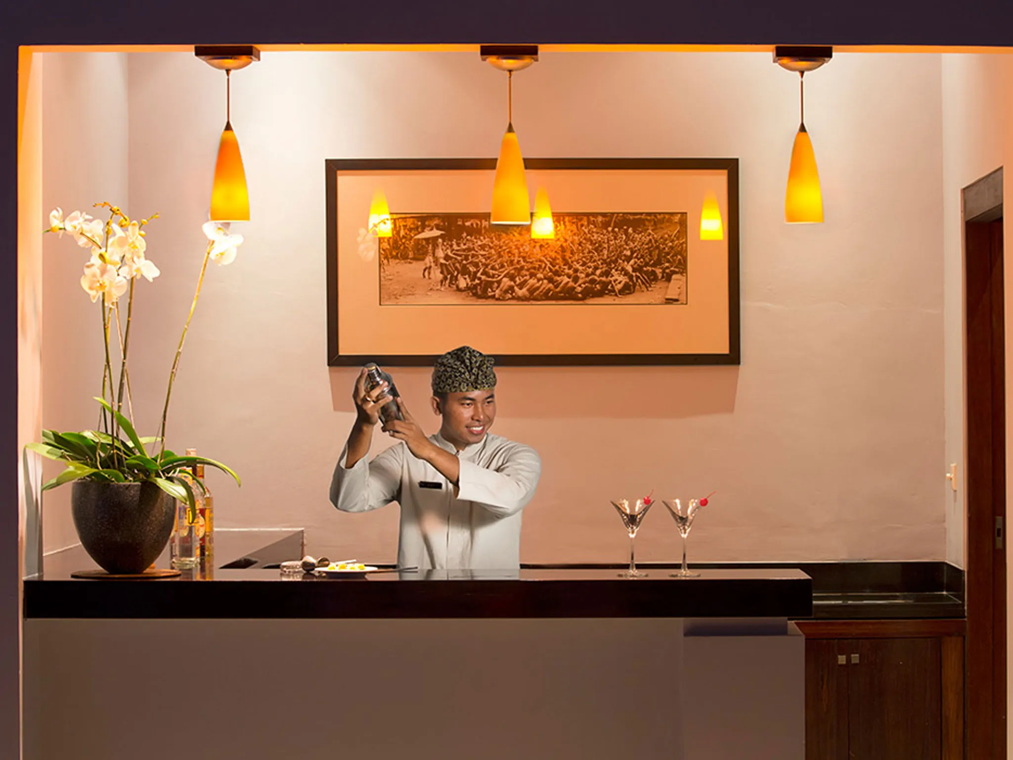 Villa Emmy - Bar at night