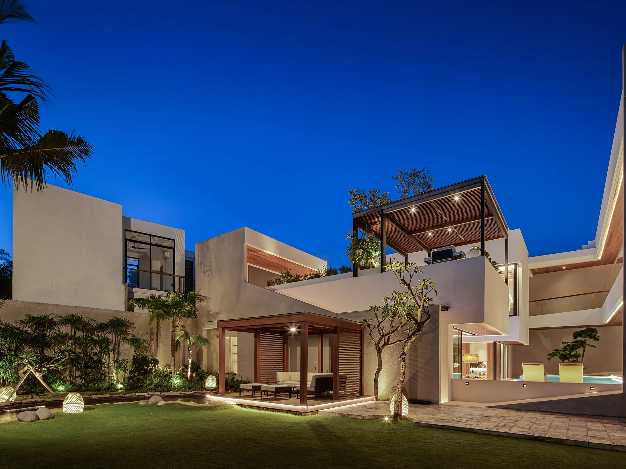 Villa Nini Elly - Villa facade at night