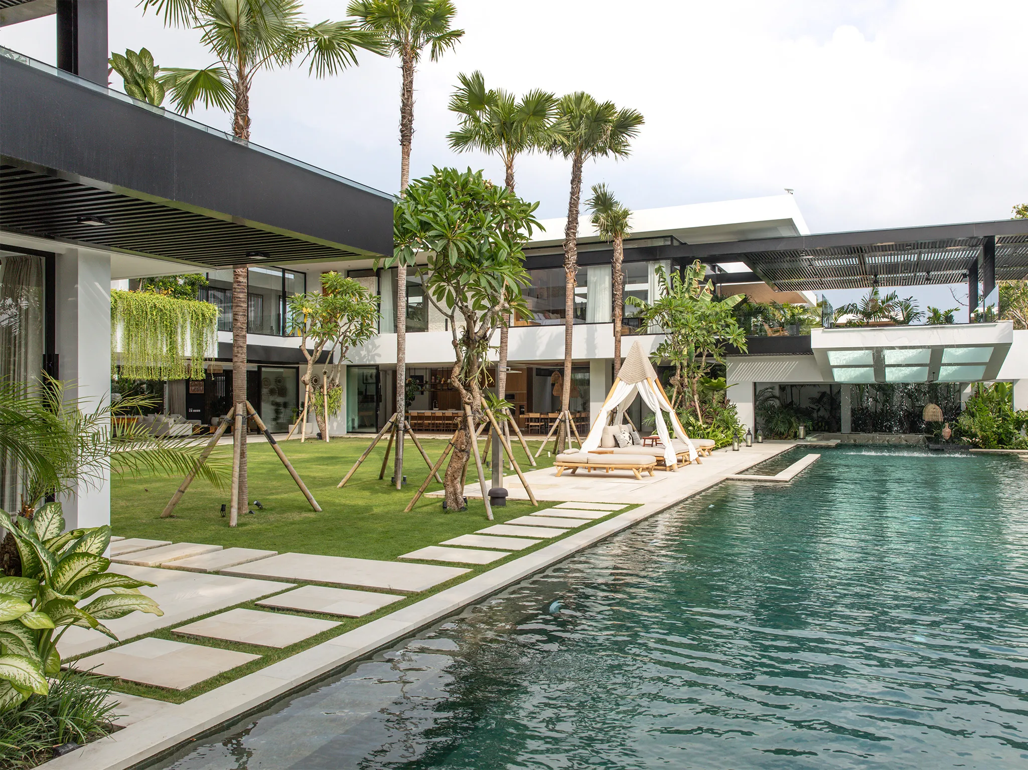 Villa Norbu - Sleek modern, tropical getaway