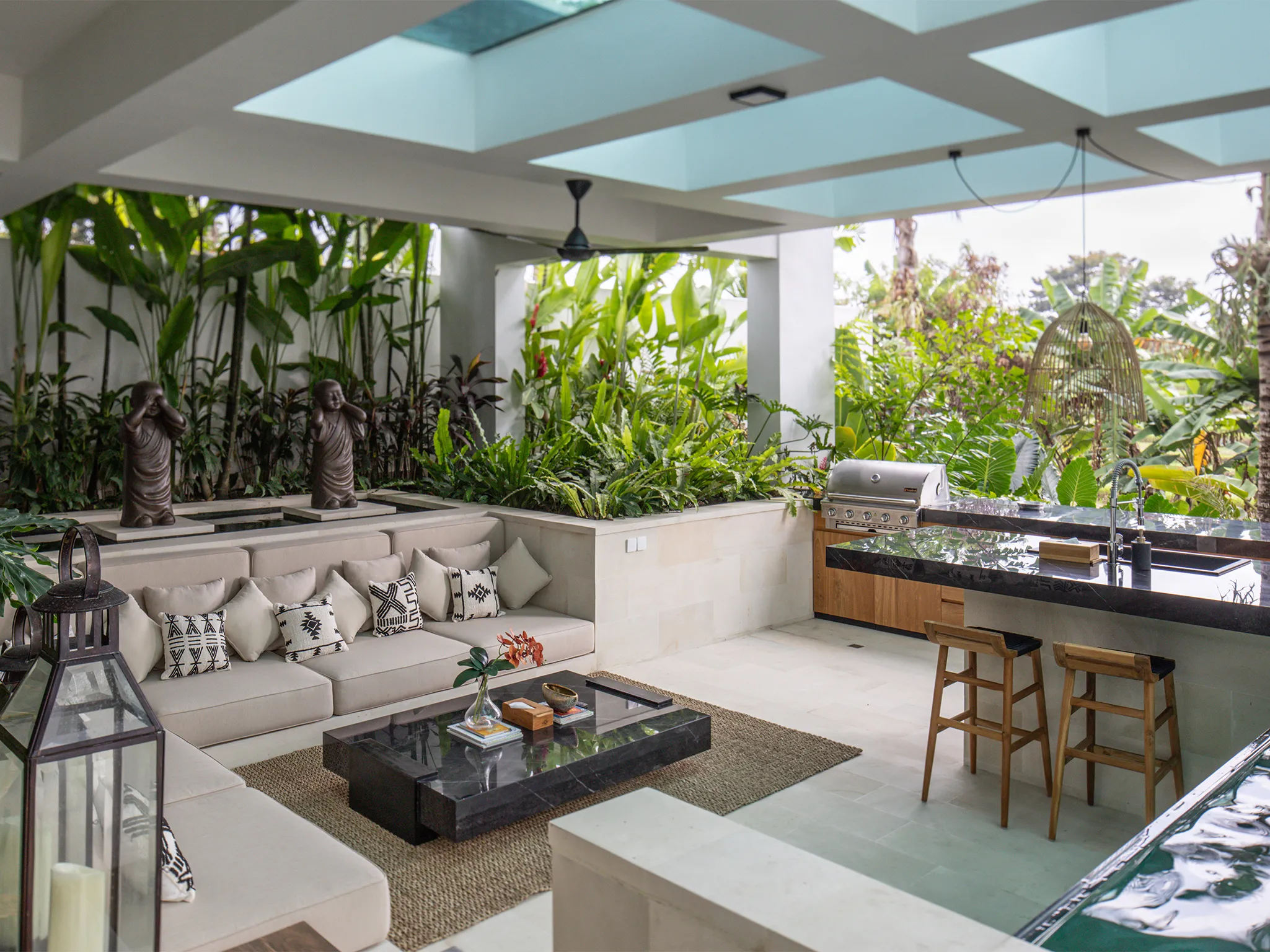 Villa Norbu - Spacious Sunken kitchen dining and swim up bar