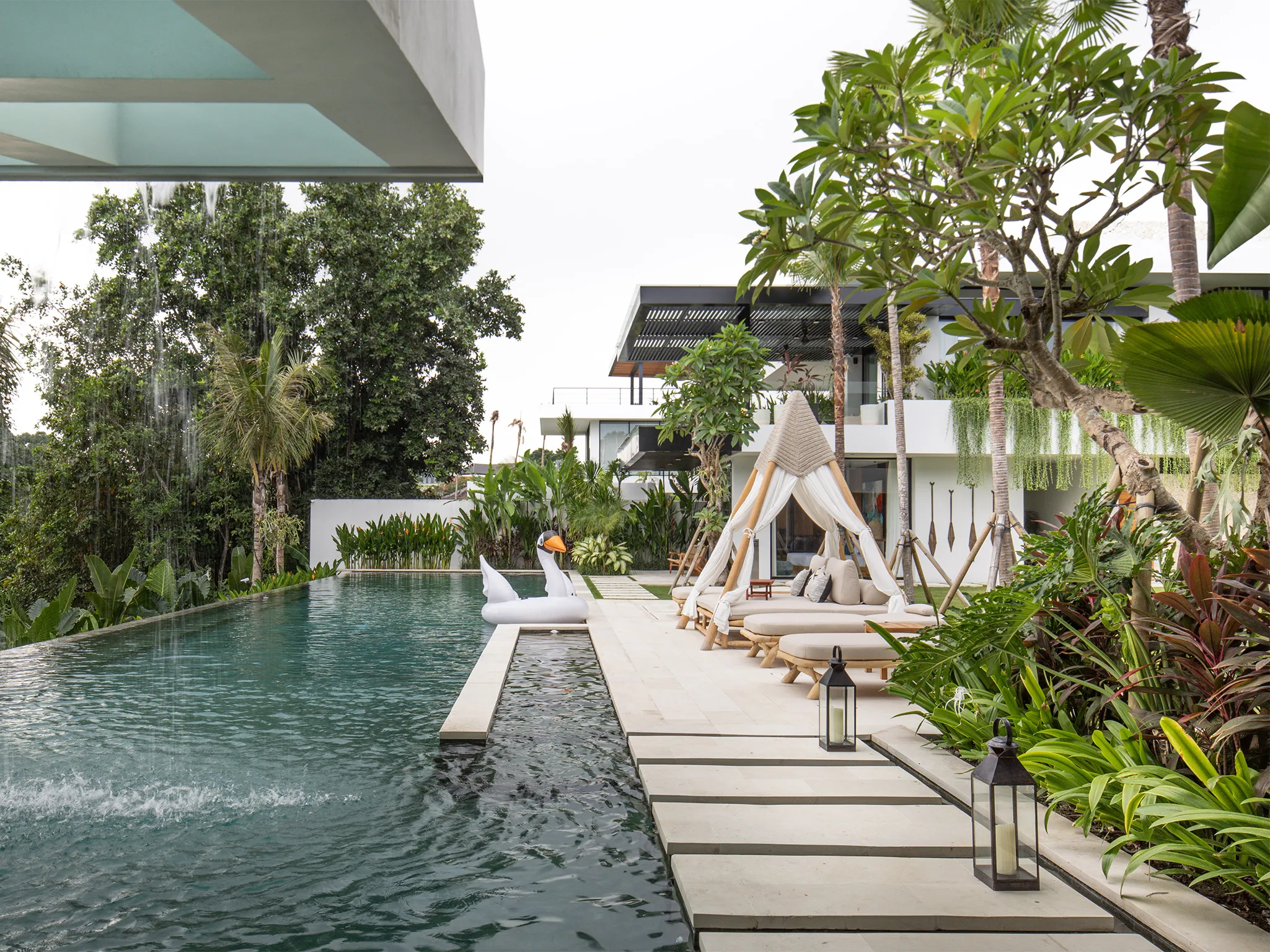 Villa Norbu - Expansive pool area overlooking rice fields