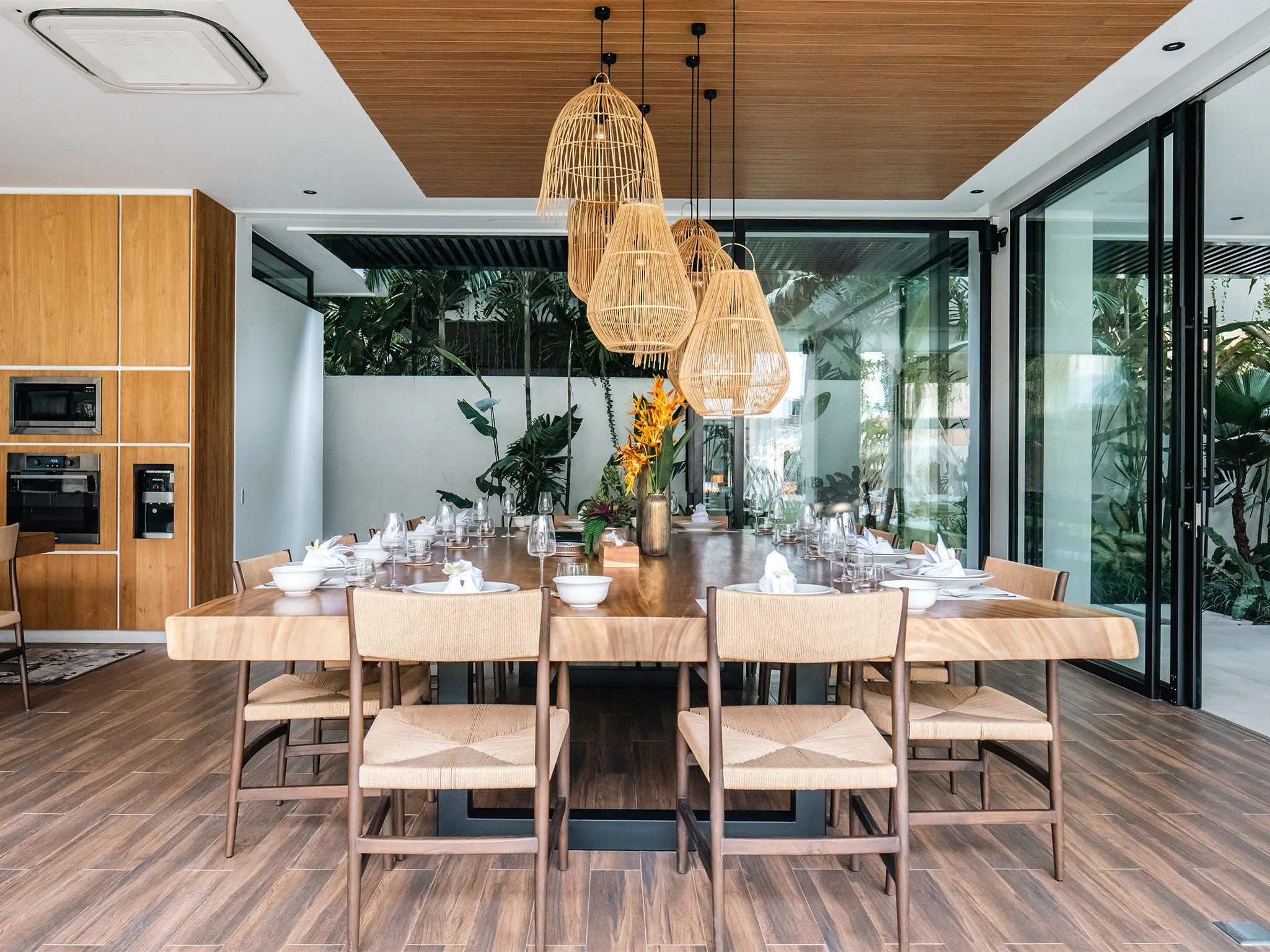 Villa Norbu - Spcious  kitchen and dining area