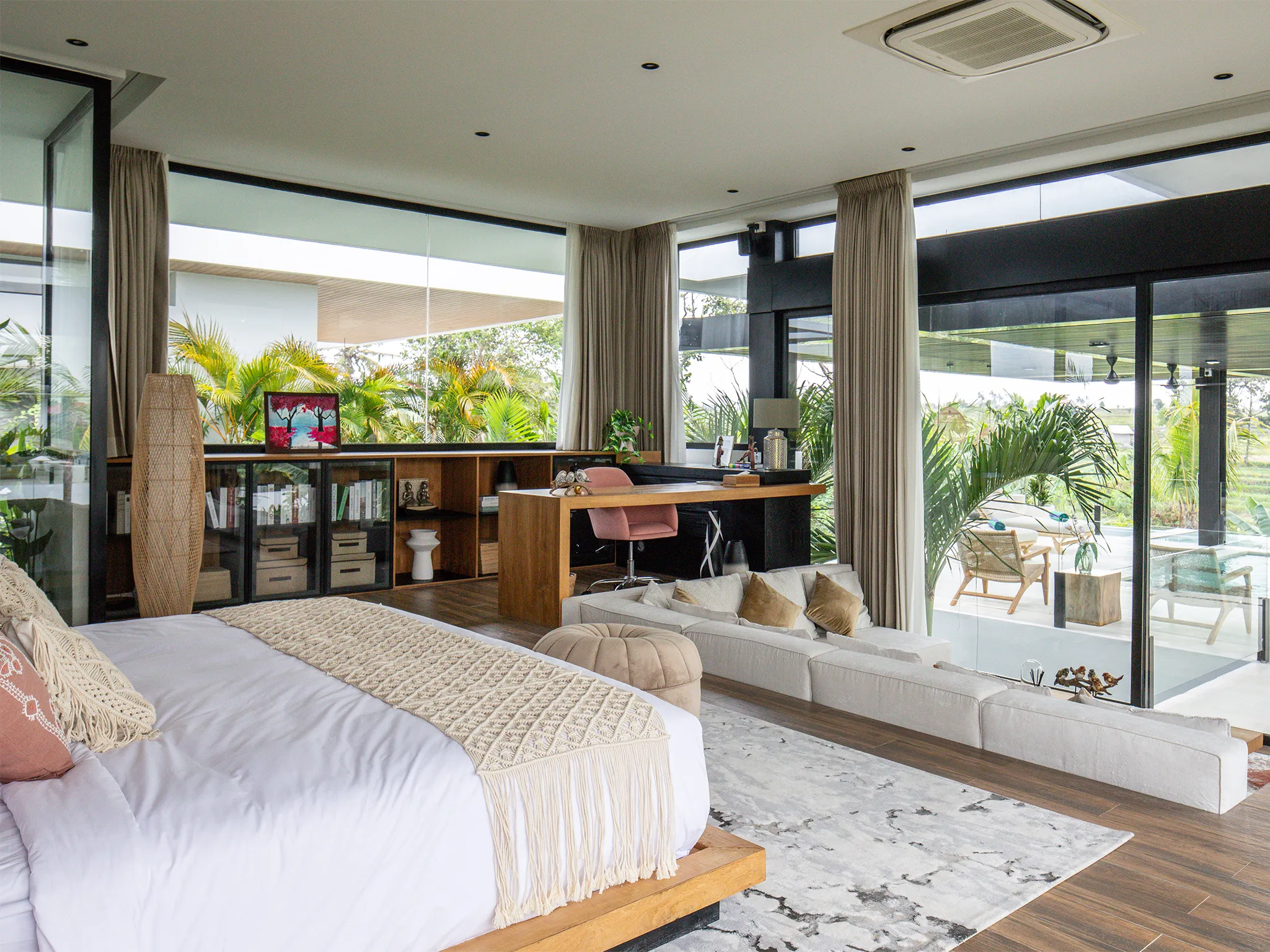 Villa Norbu - Opulent master bedroom with terrace and plunge pool