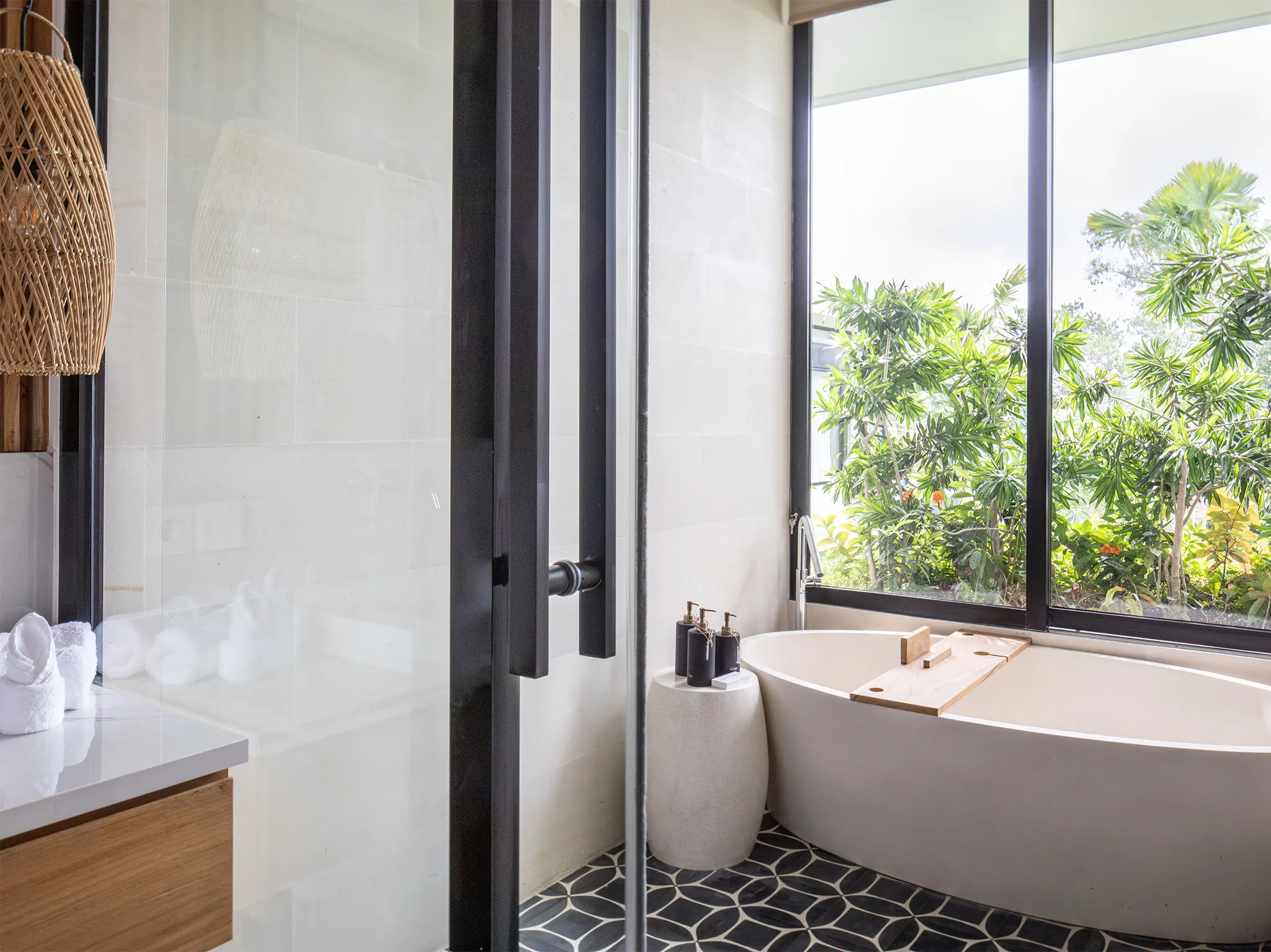 Villa Norbu - Guest bedroom ensuite bathroom