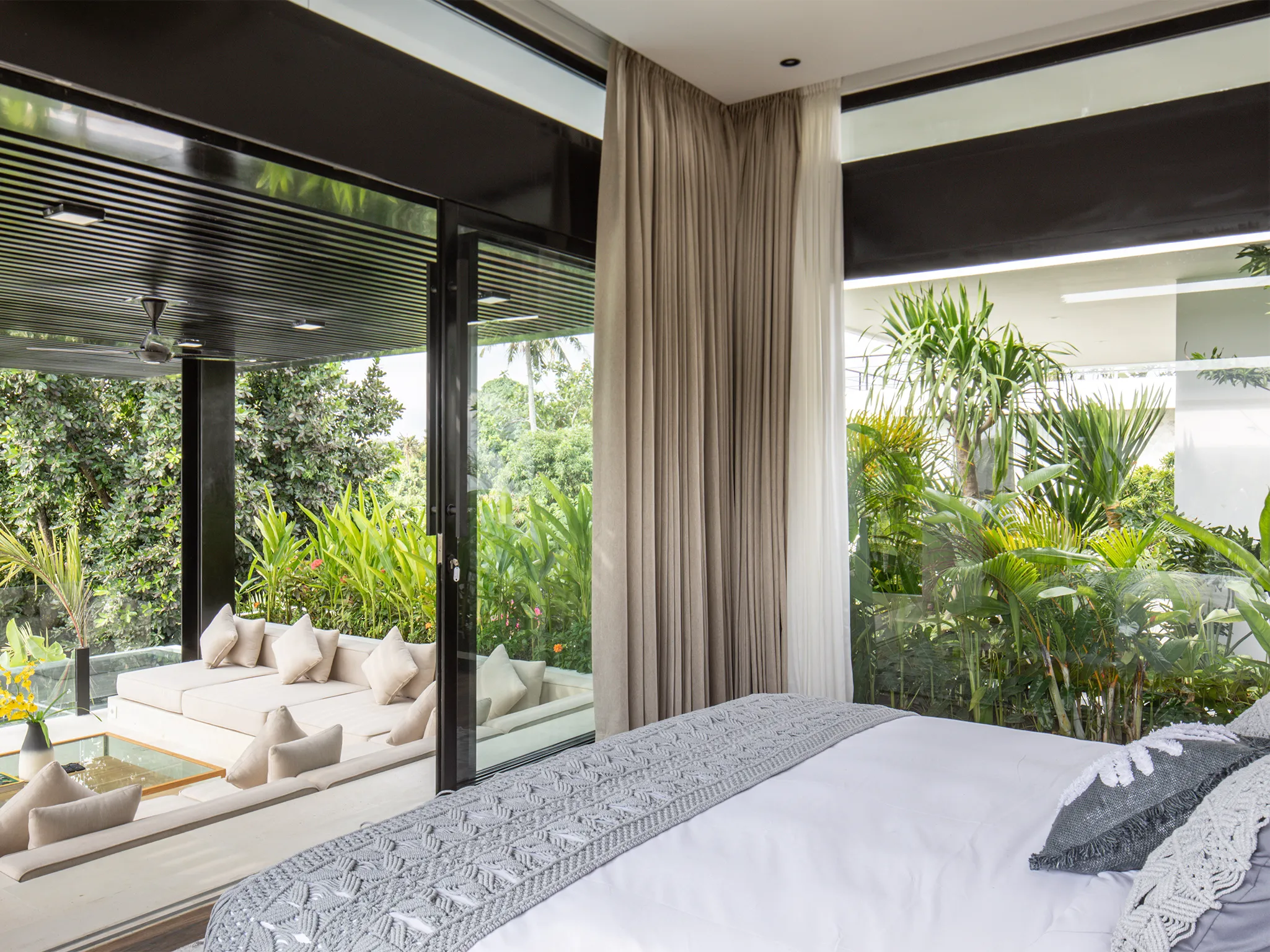 Villa Norbu - Breezy guest bedroom with terrace sala