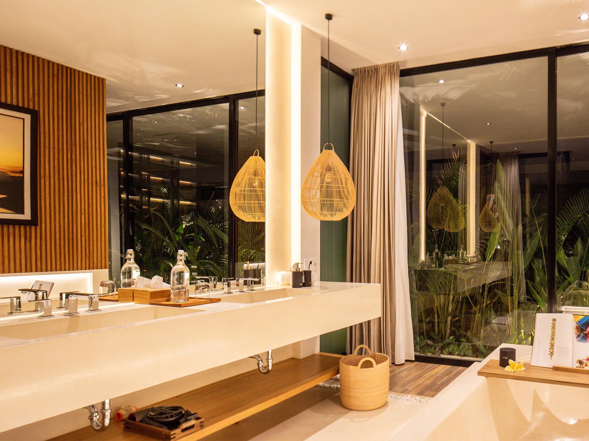 Villa Norbu - Evenings of gleeming luxury - Master bedroom ensuite