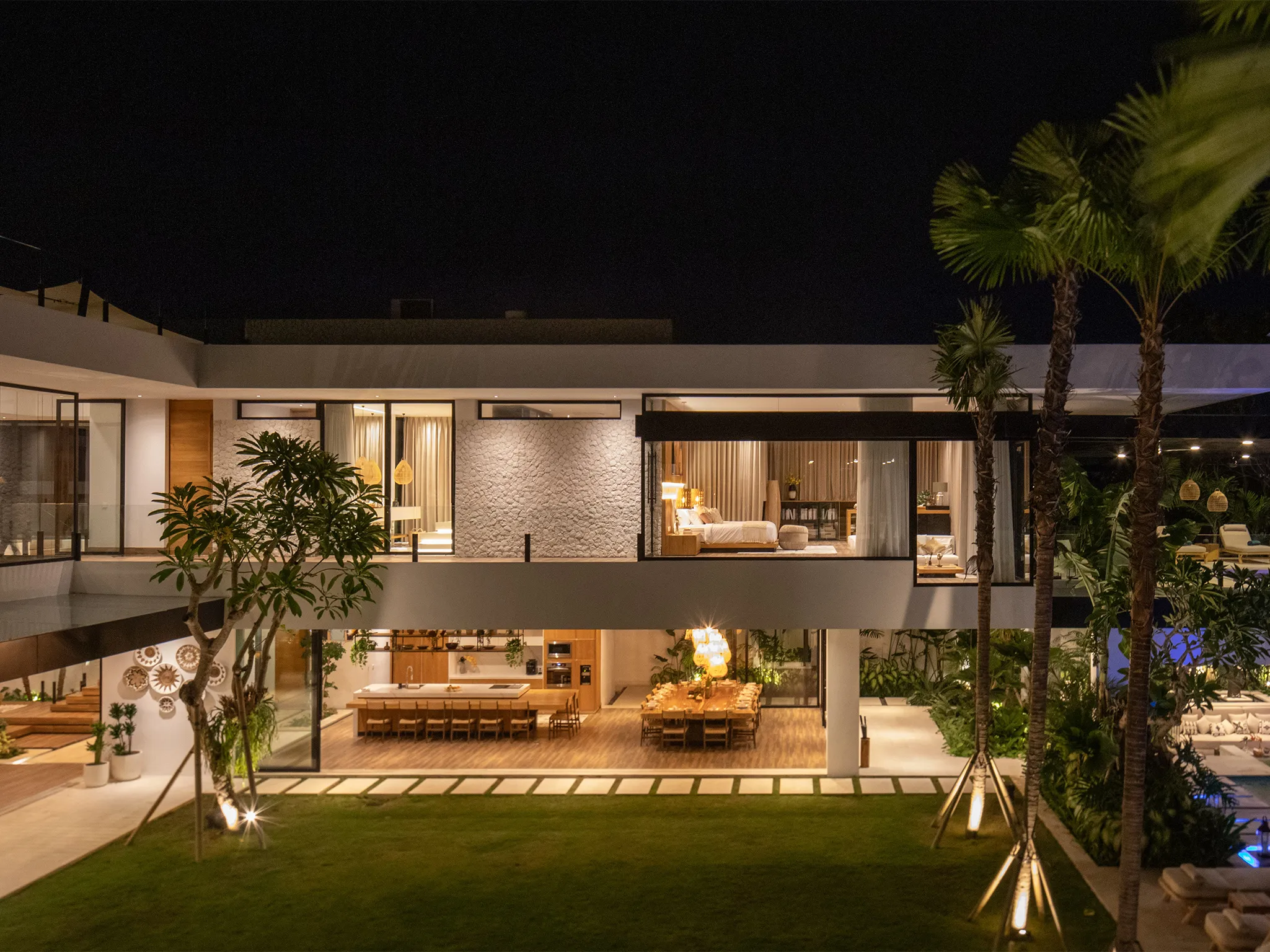 Villa Norbu - Living area by the lawn at dusk