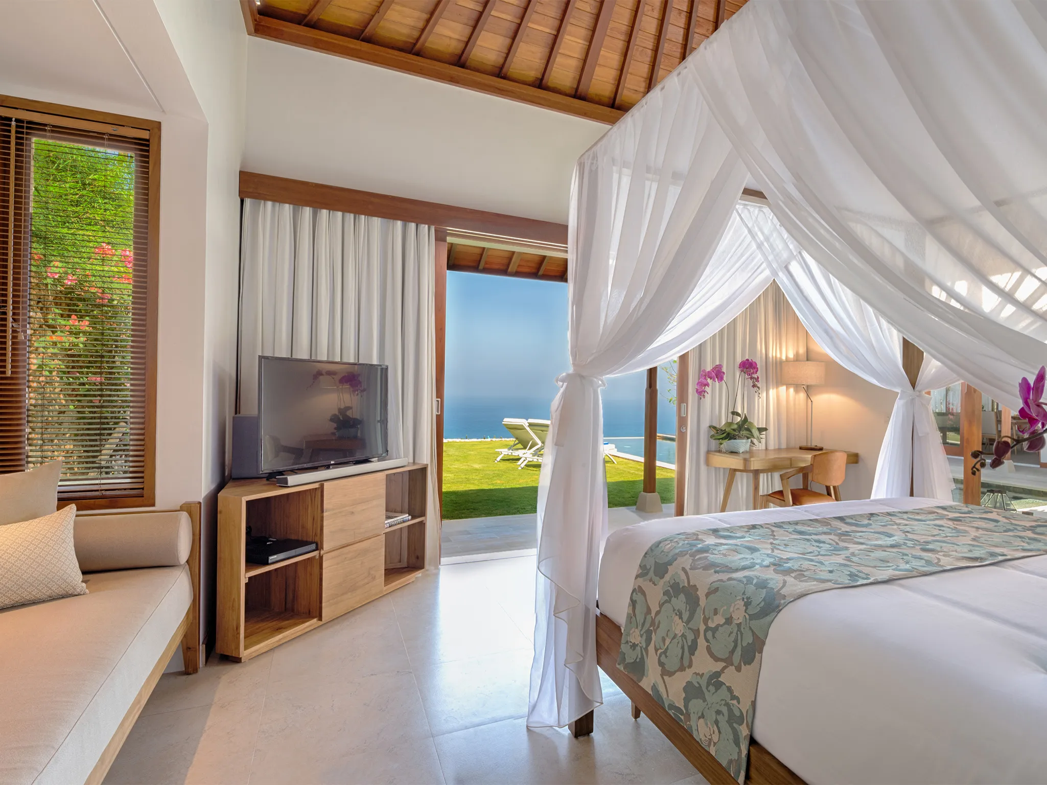 Sol y Mar - Restful master bedroom overlooking the Indian Ocean