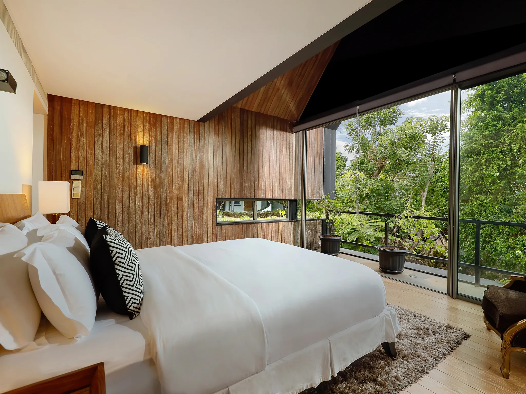 Villa Svarga - Luxurious master bedroom east
