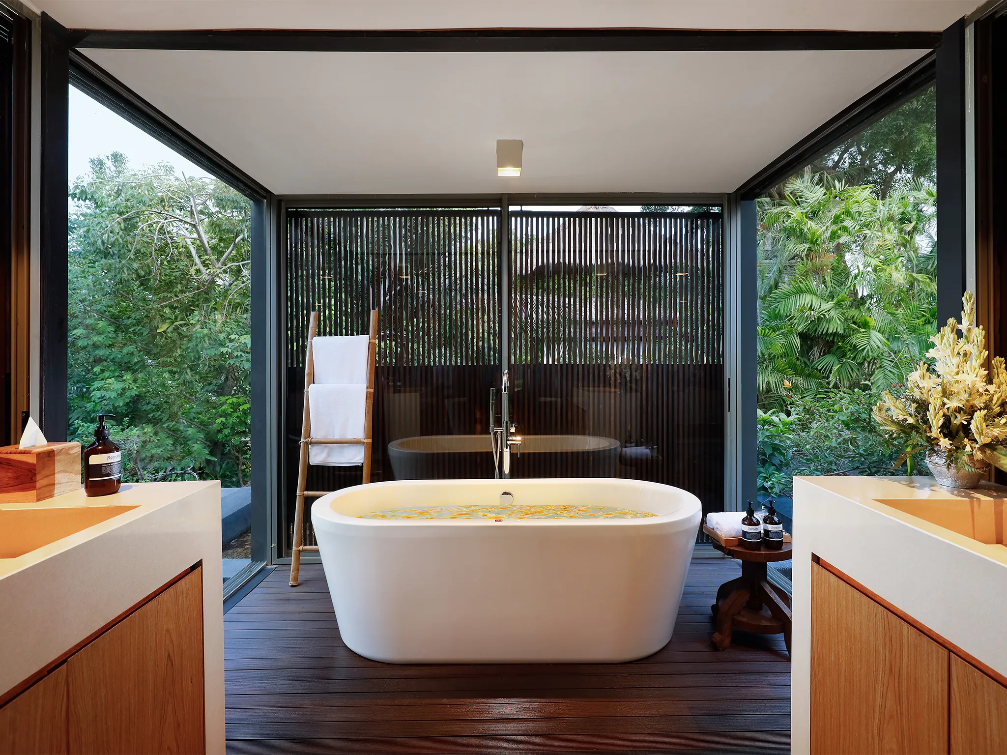 Villa Svarga - Soothing master bedroom east ensuite bathroom