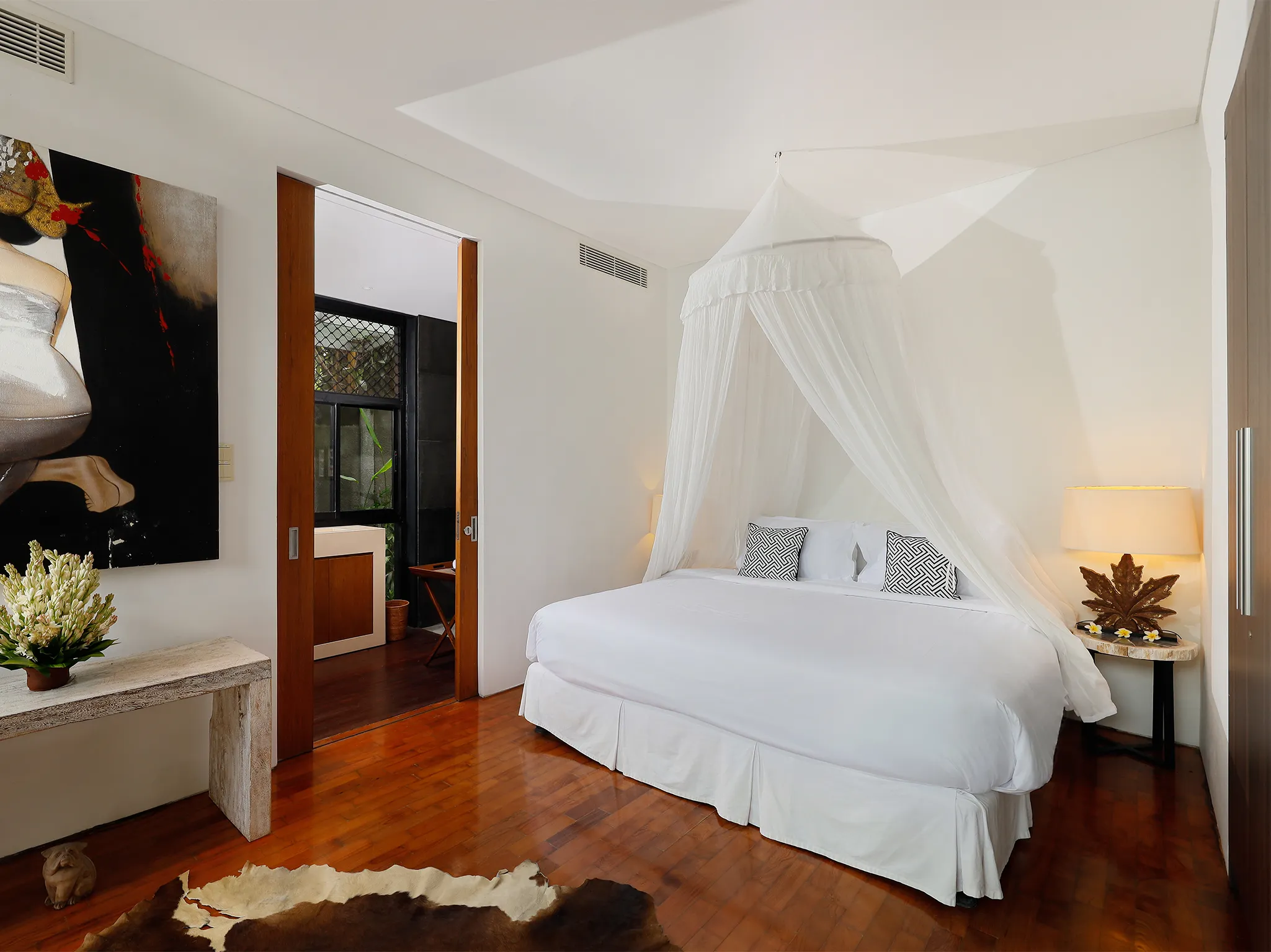 Villa Svarga - Calming guest bedroom west