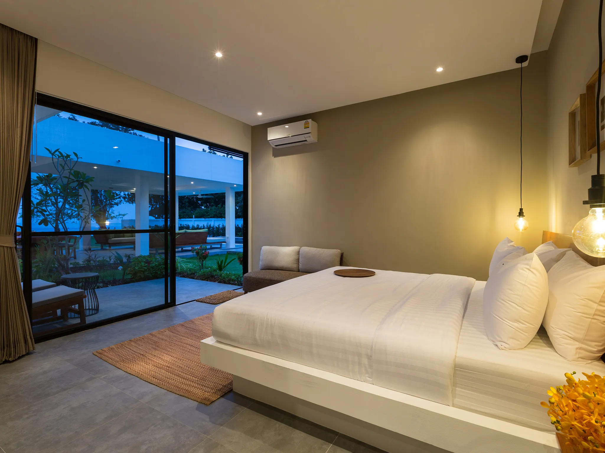 Villa Thansamaay - Intimate bedroom at night
