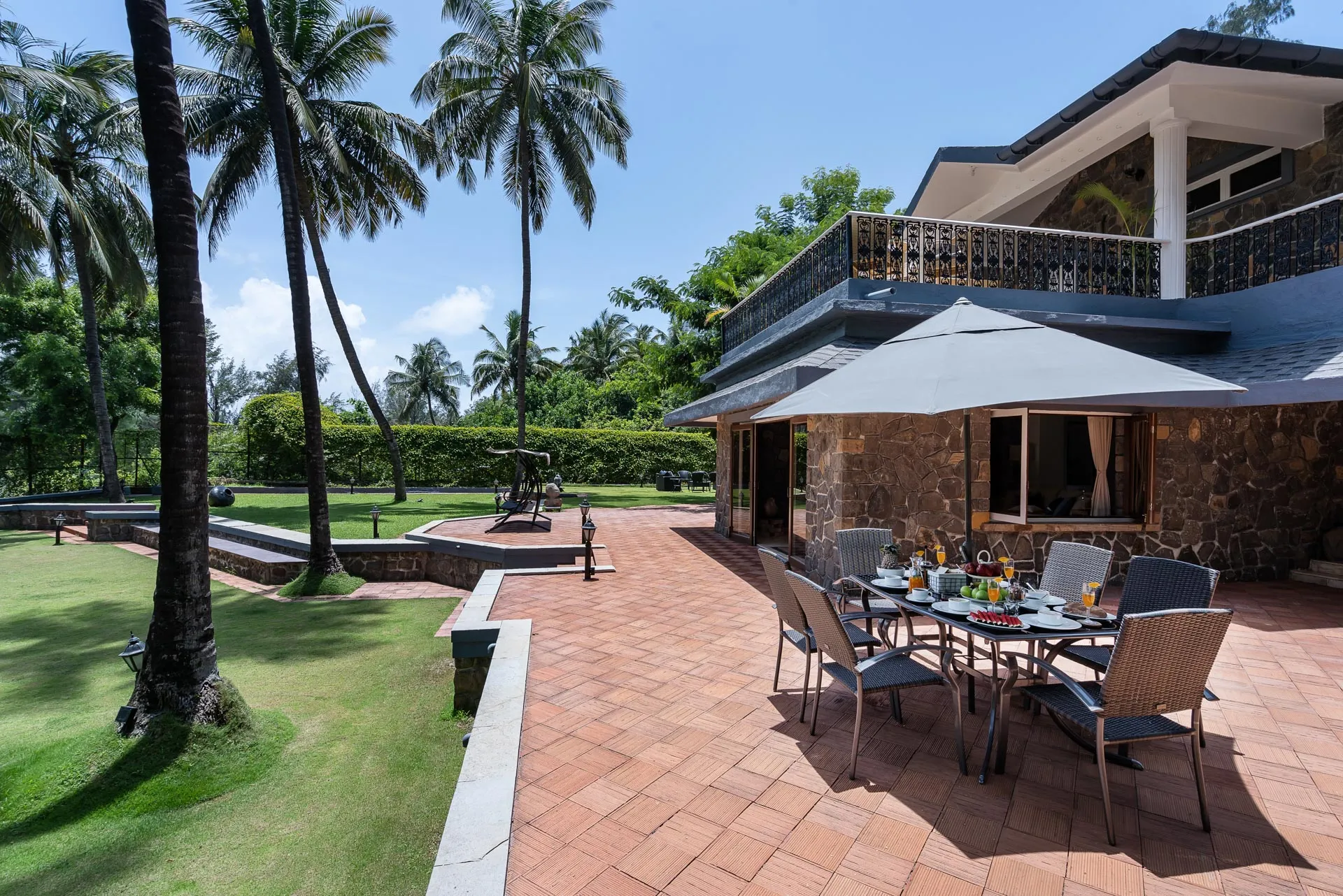 Waves - Outdoor Area