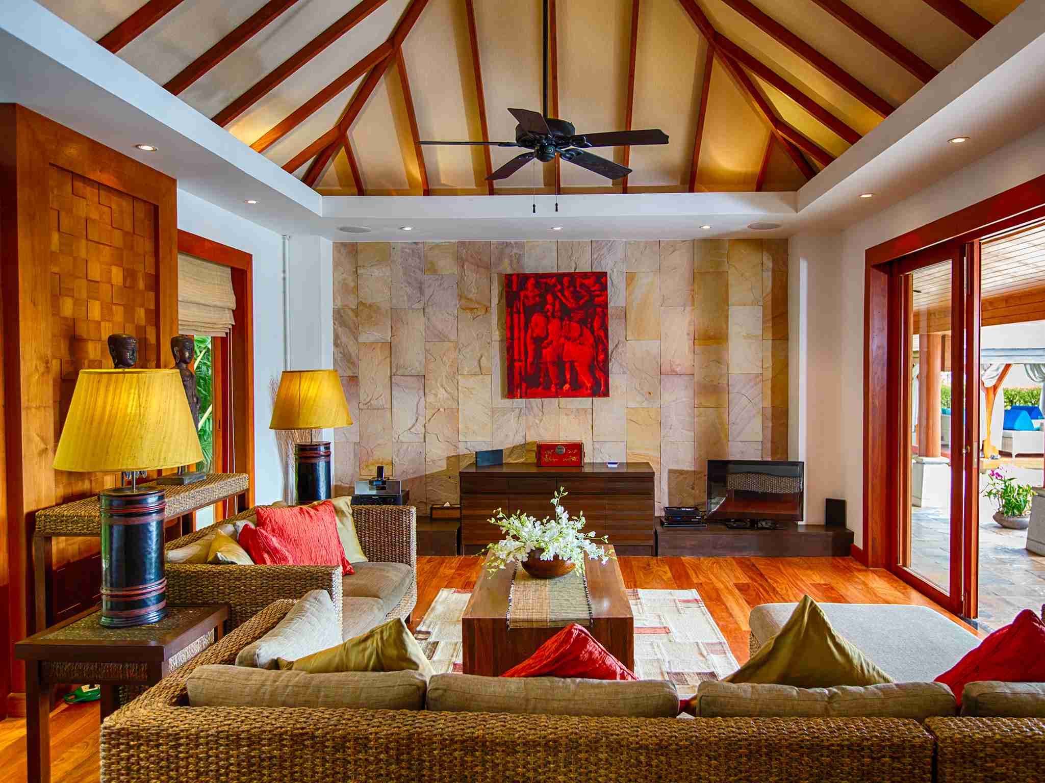 Baan Surin Sawan - Living room opening to pool