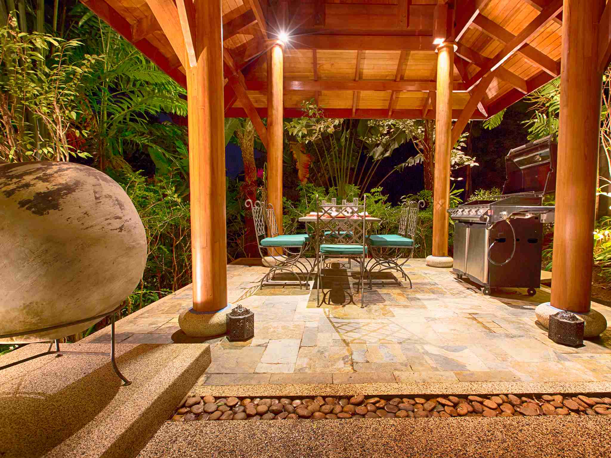 Baan Surin Sawan - Outdoor dining pavilion