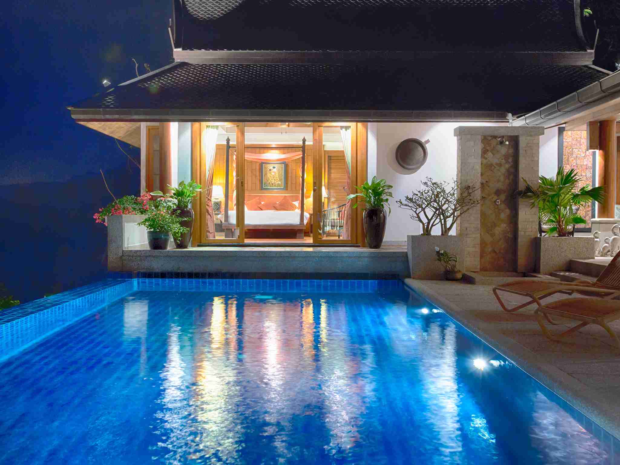 Baan Surin Sawan - Pool and bedroom at night