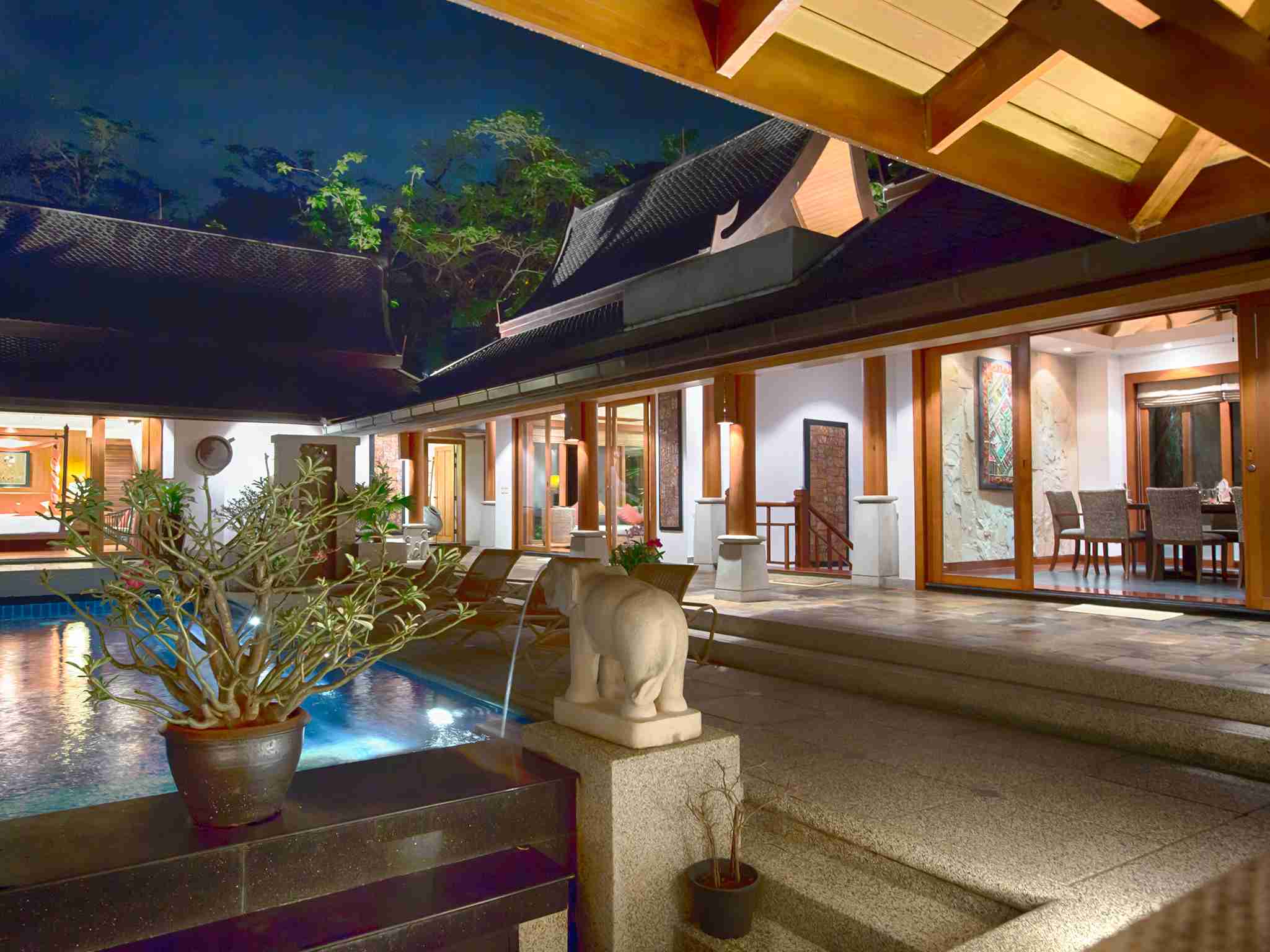 Baan Surin Sawan - Exterior view at night