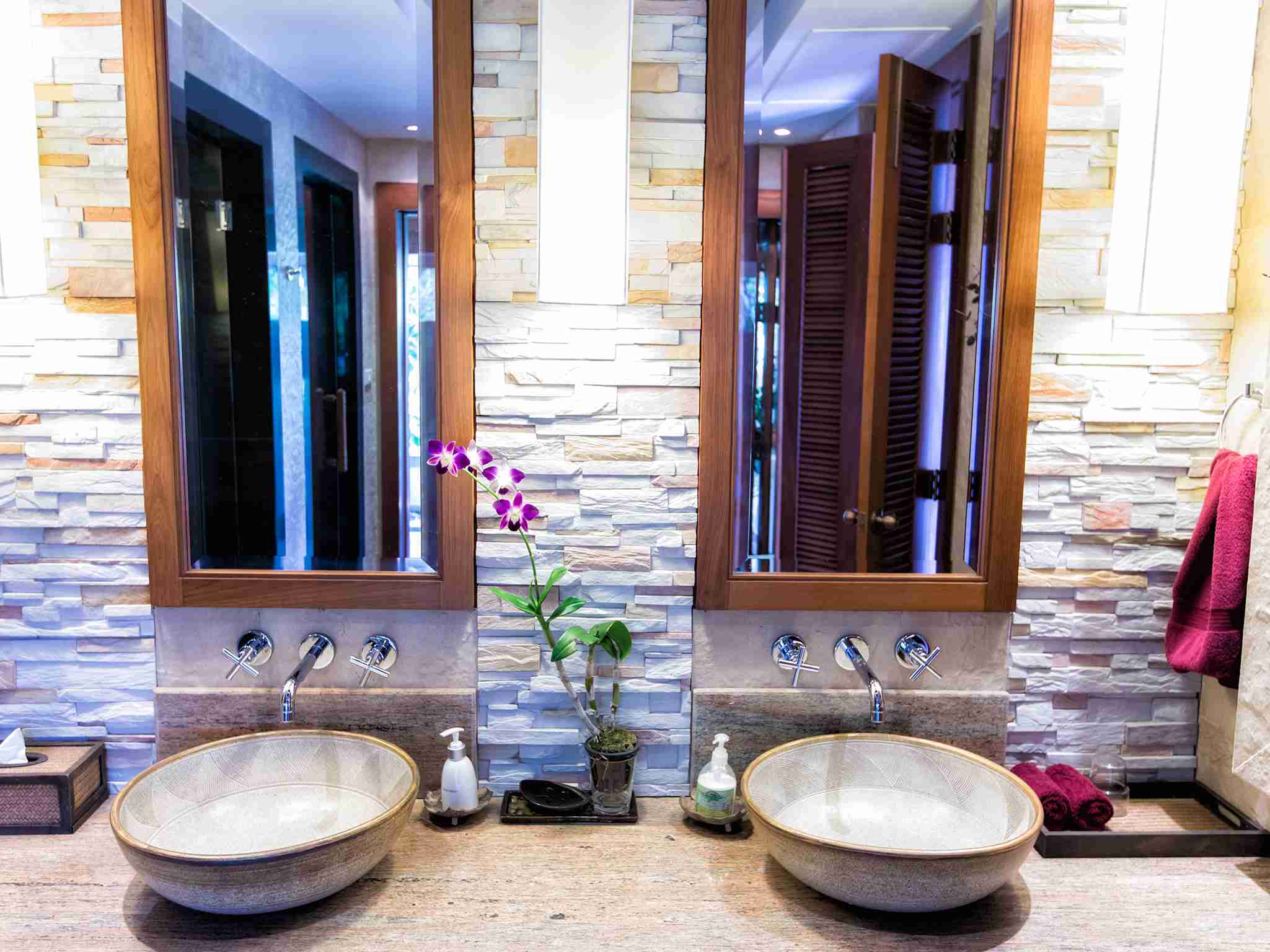 Baan Surin Sawan - His and her vanity