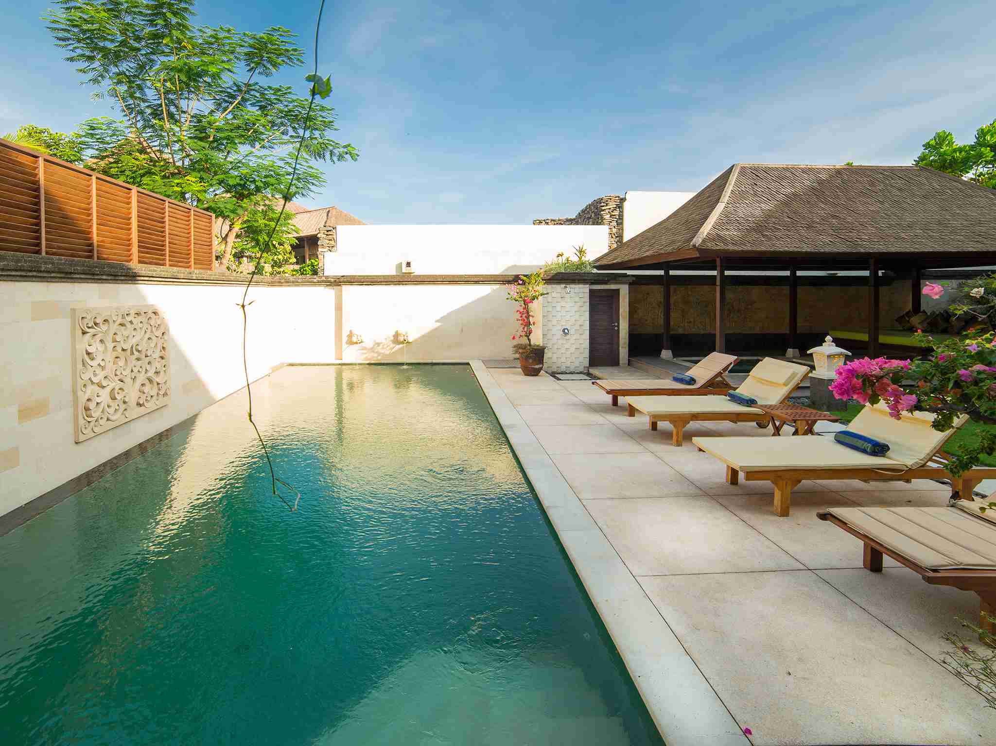 Bayu Gita Residence - Pool and deck chairs