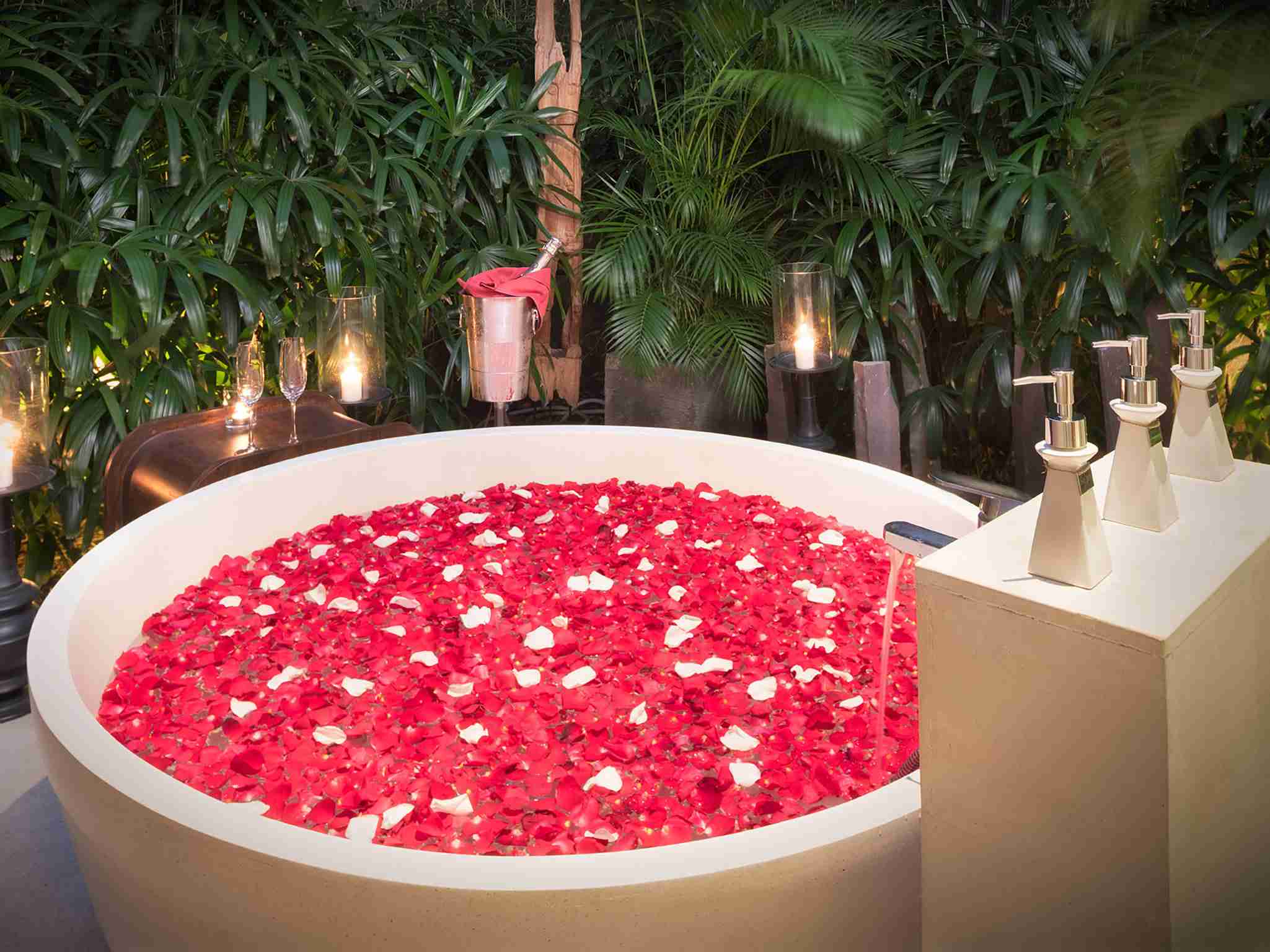 Casa Brio - Bathtub flowers
