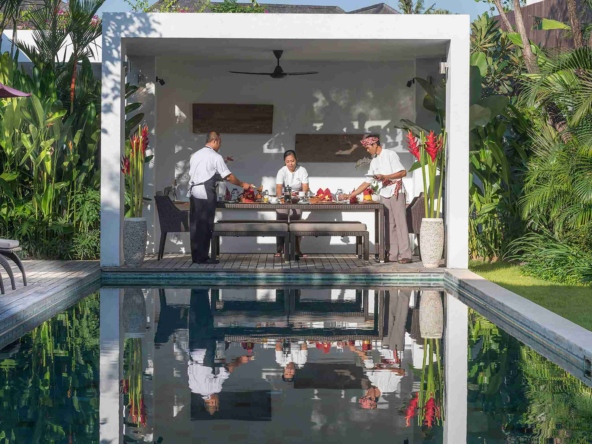 Casa Brio - Poolside bale breakfast prep