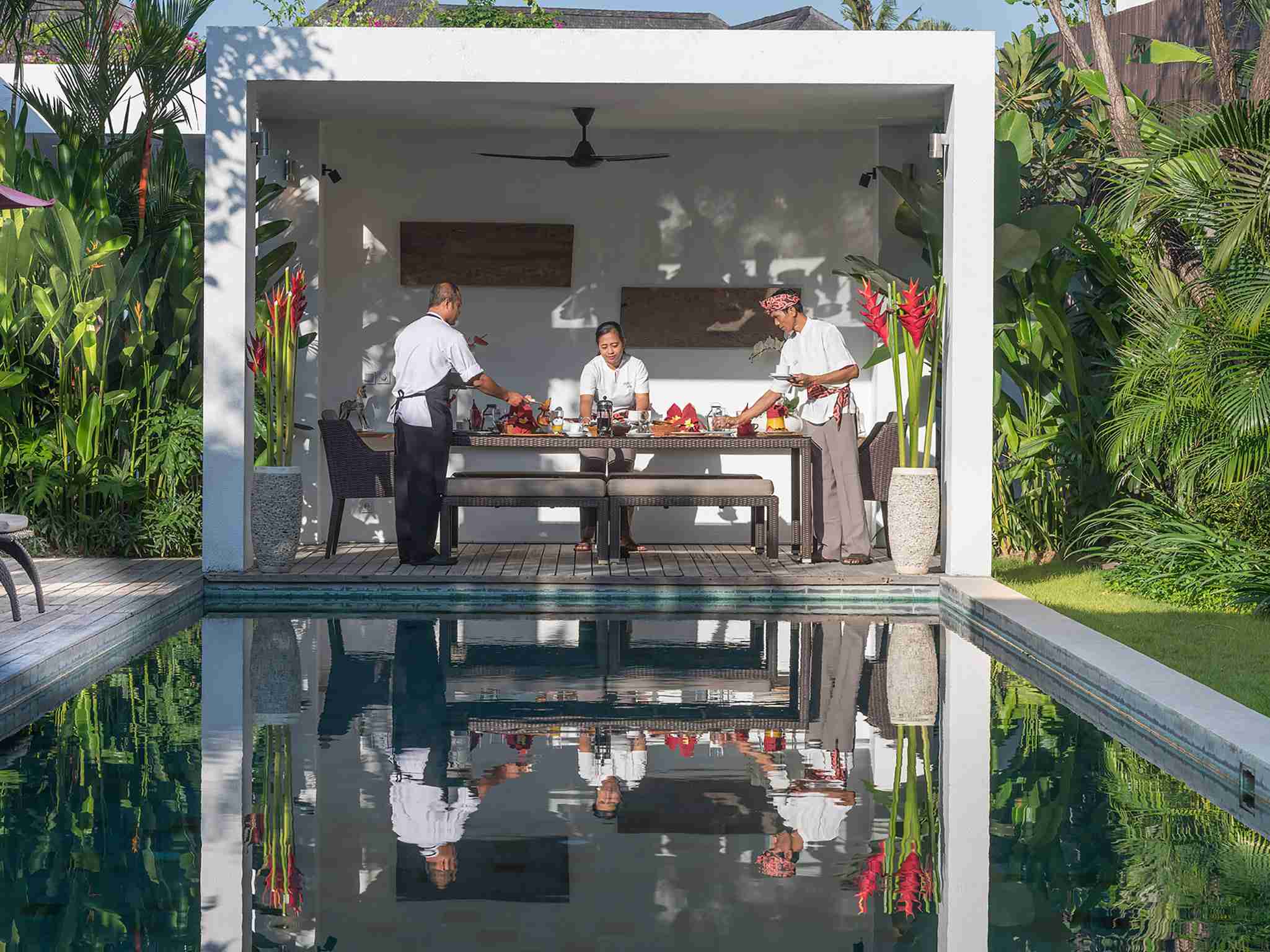 Casa Brio - Poolside bale breakfast prep