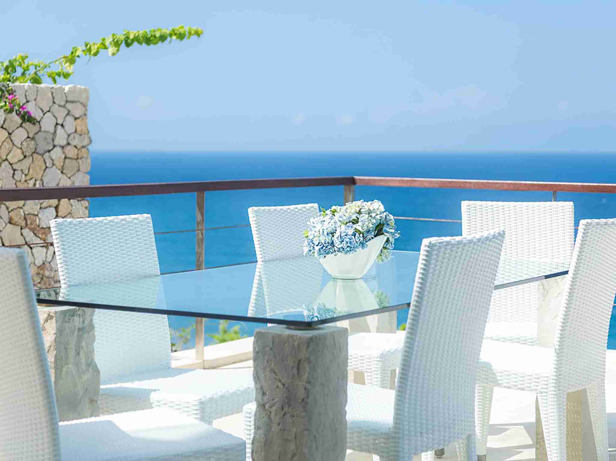 Grand Cliff Front Residence - Dinner table