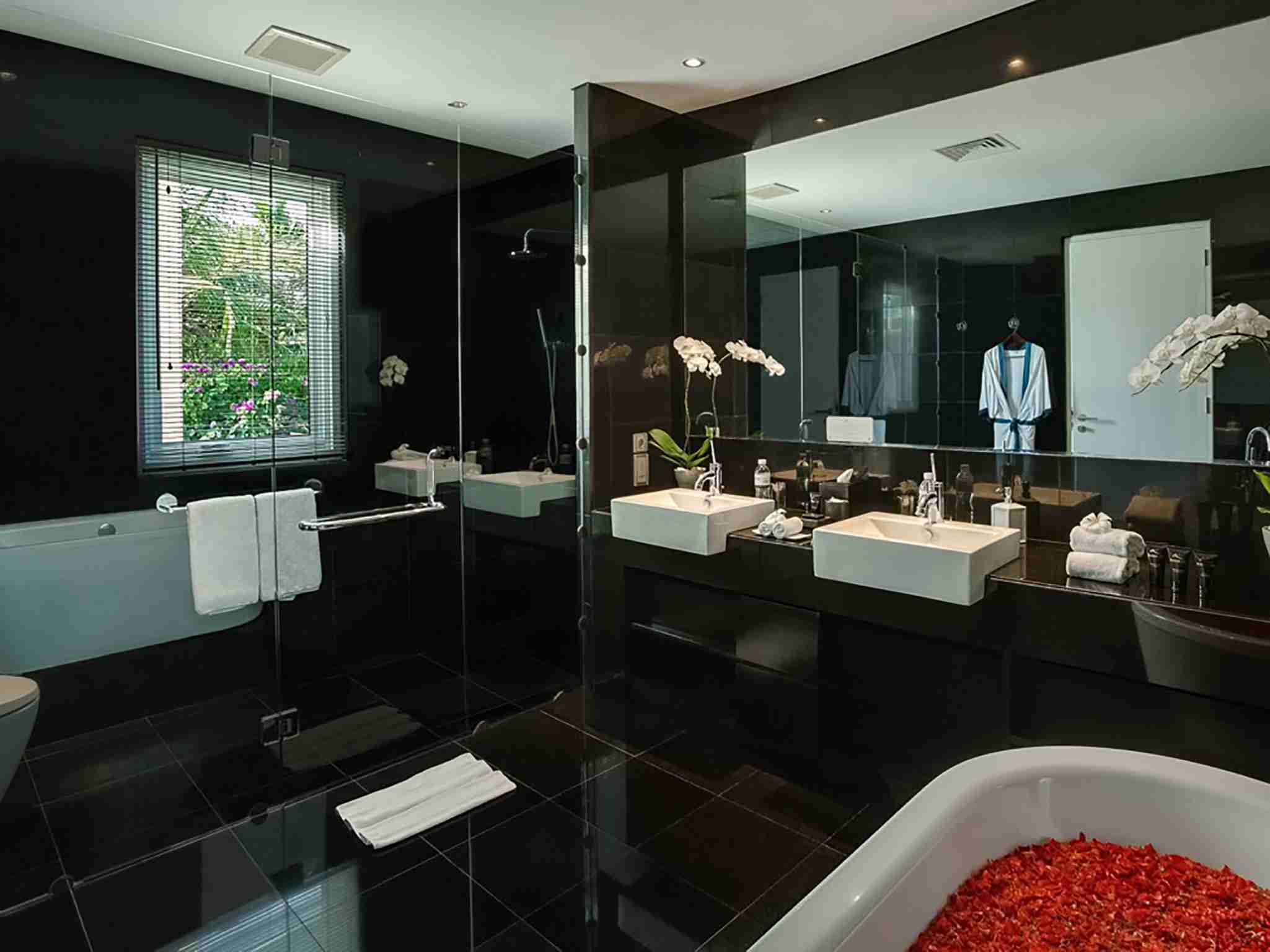 Grand Cliff Front Residence - Bathroom