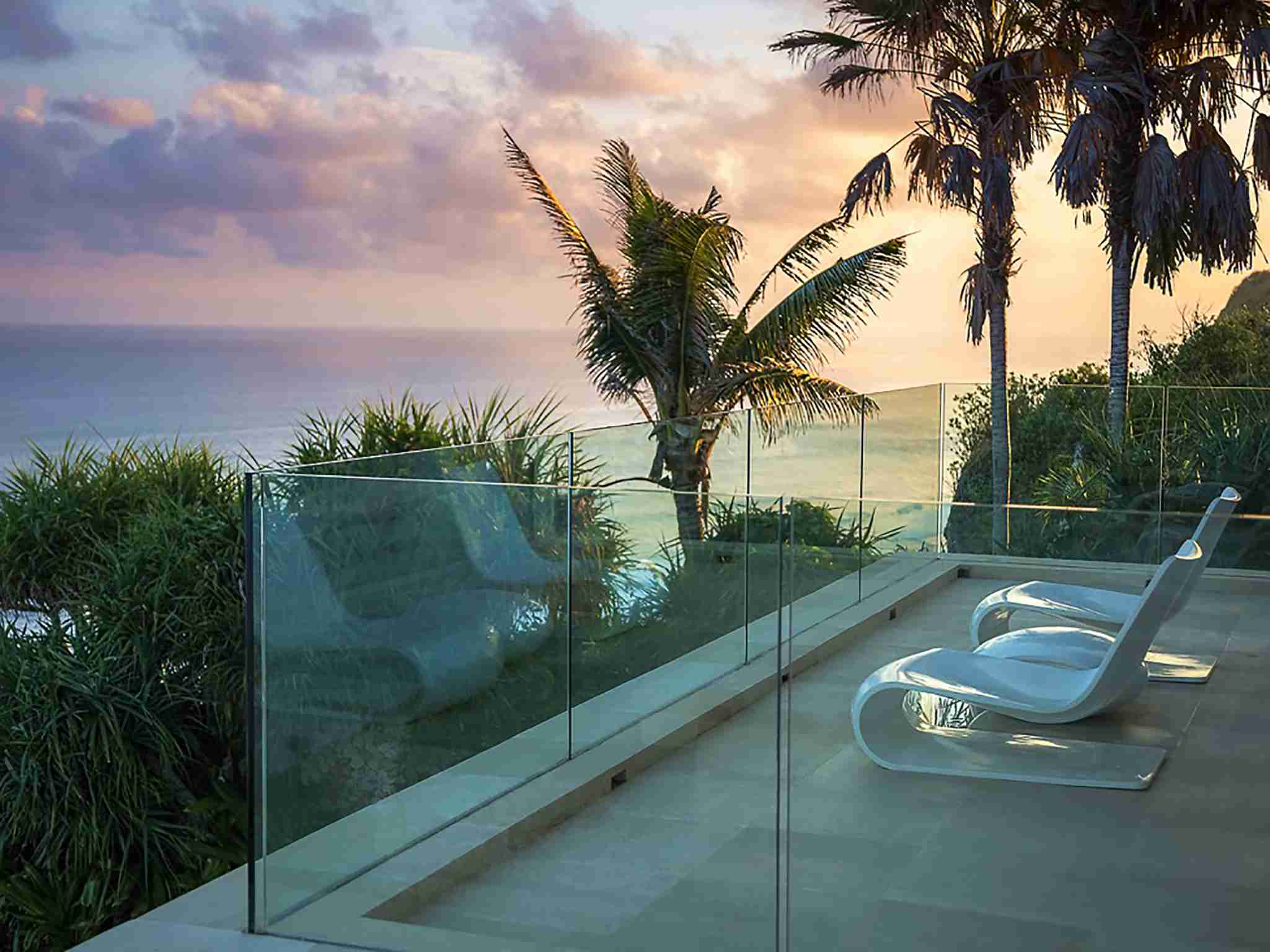 Grand Cliff Front Residence - Palmtree view