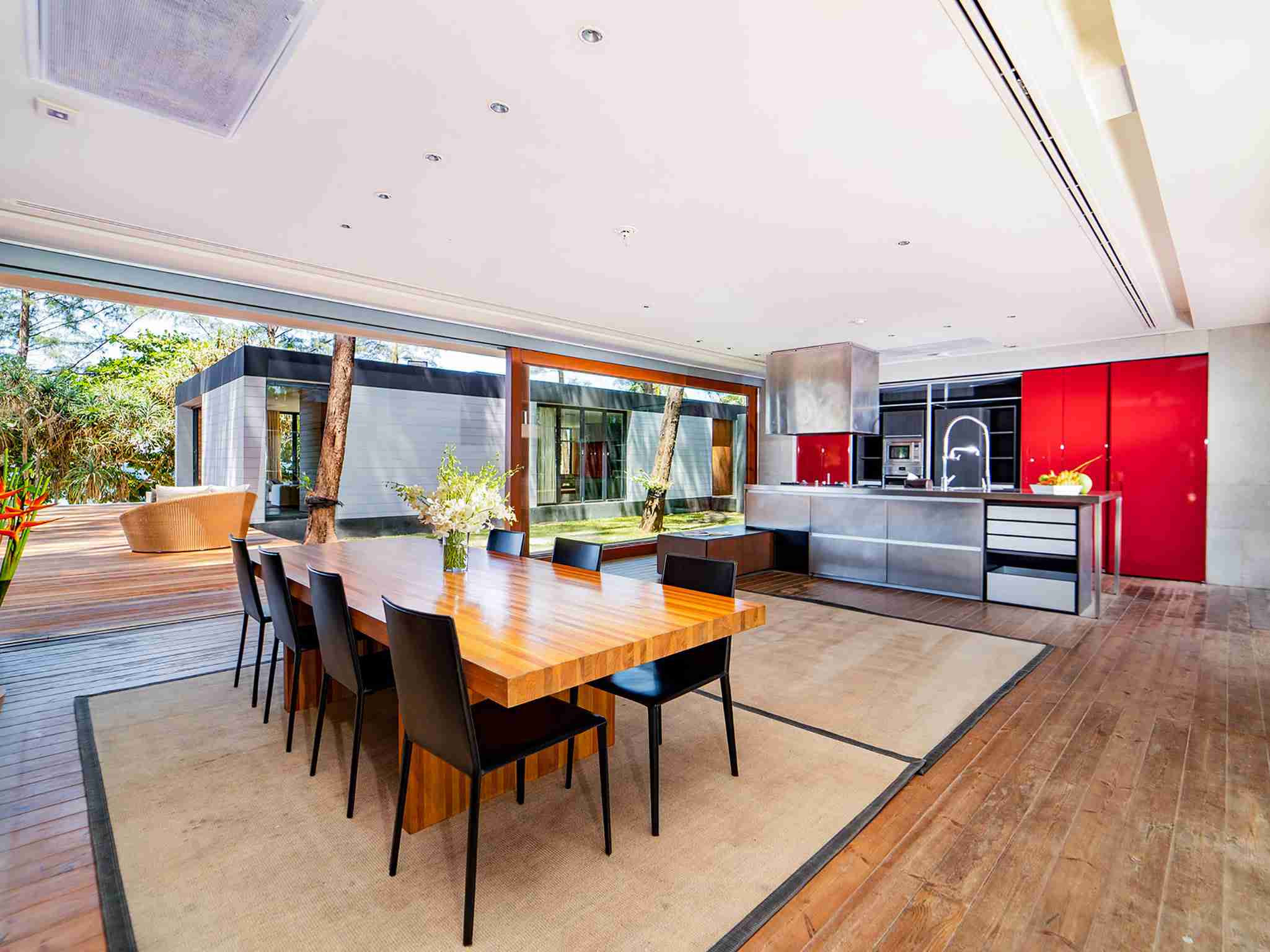Grand Villa Noi - Kitchen and dining area setting