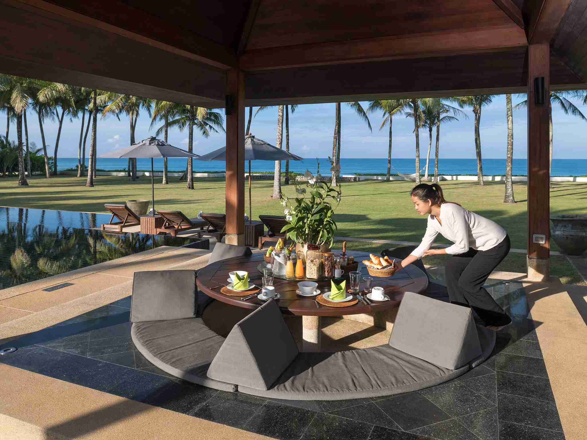 Jivana Beach Villas - Villa Ananda - Sunken dining bale