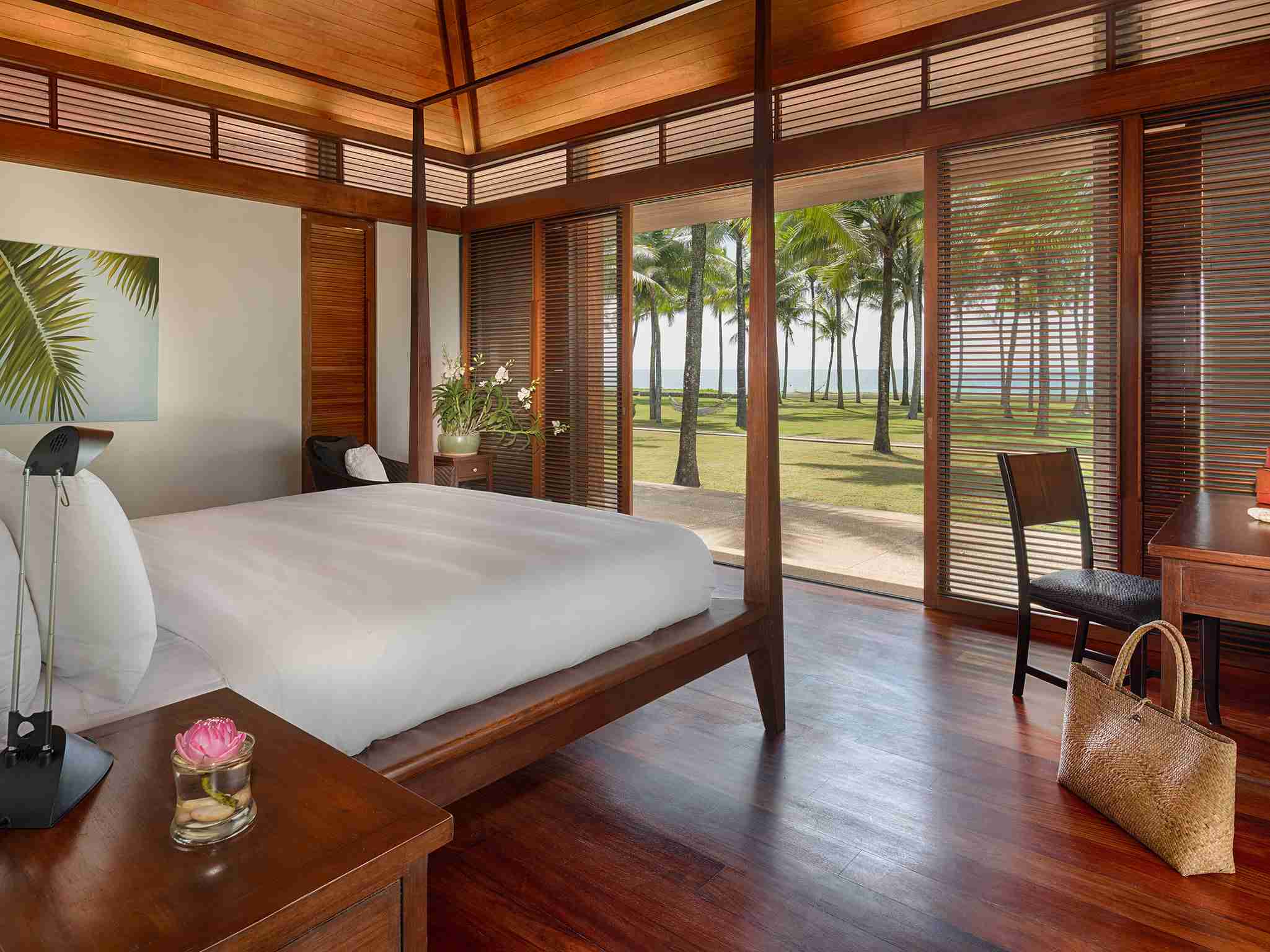  Jivana Beach Villas - Villa Ananda - Master bedroom with ocean views 