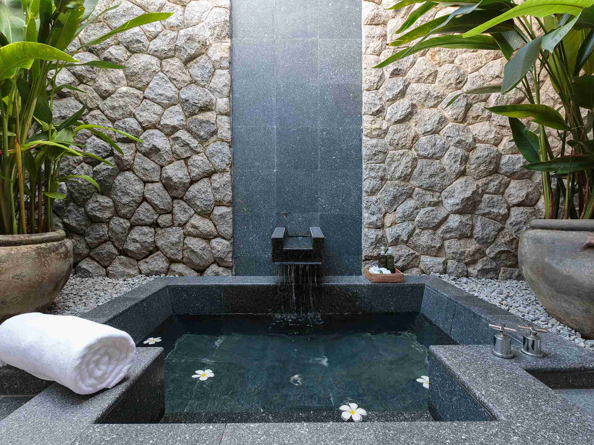 Villa Shanti - Tropical outdoor bath