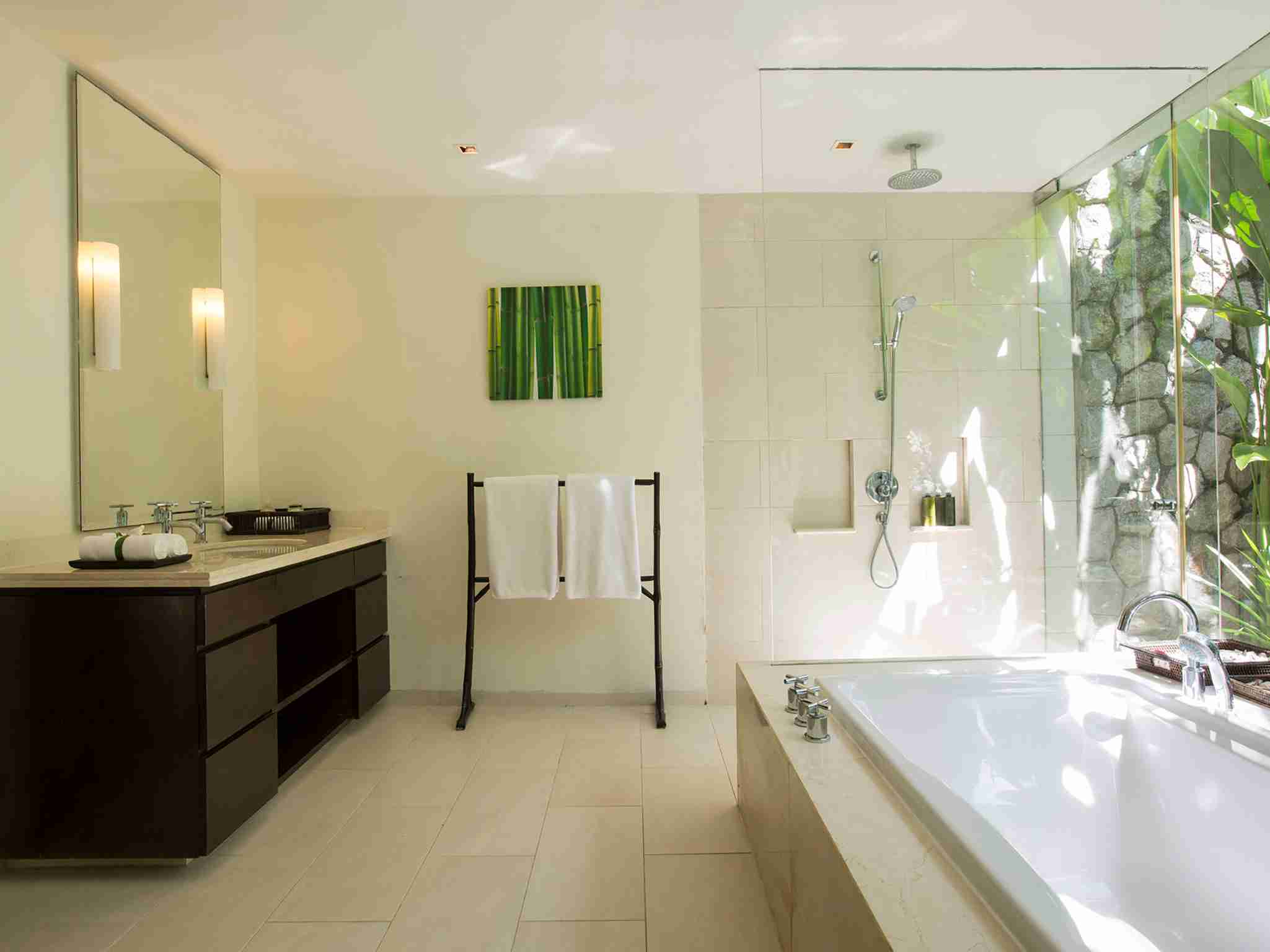 Villa Shanti - Tropical bathroom design