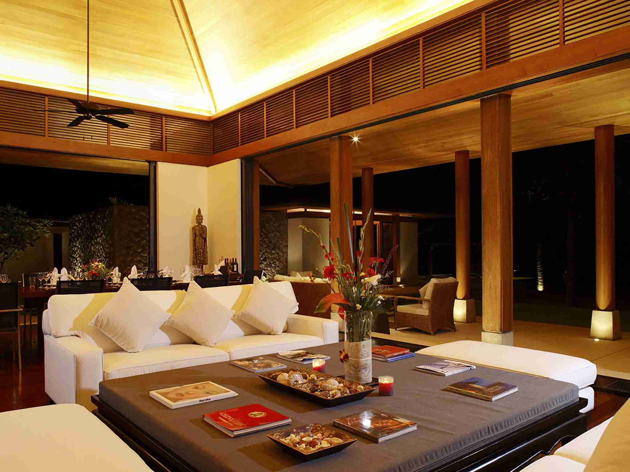 Villa Shanti - Living area at night