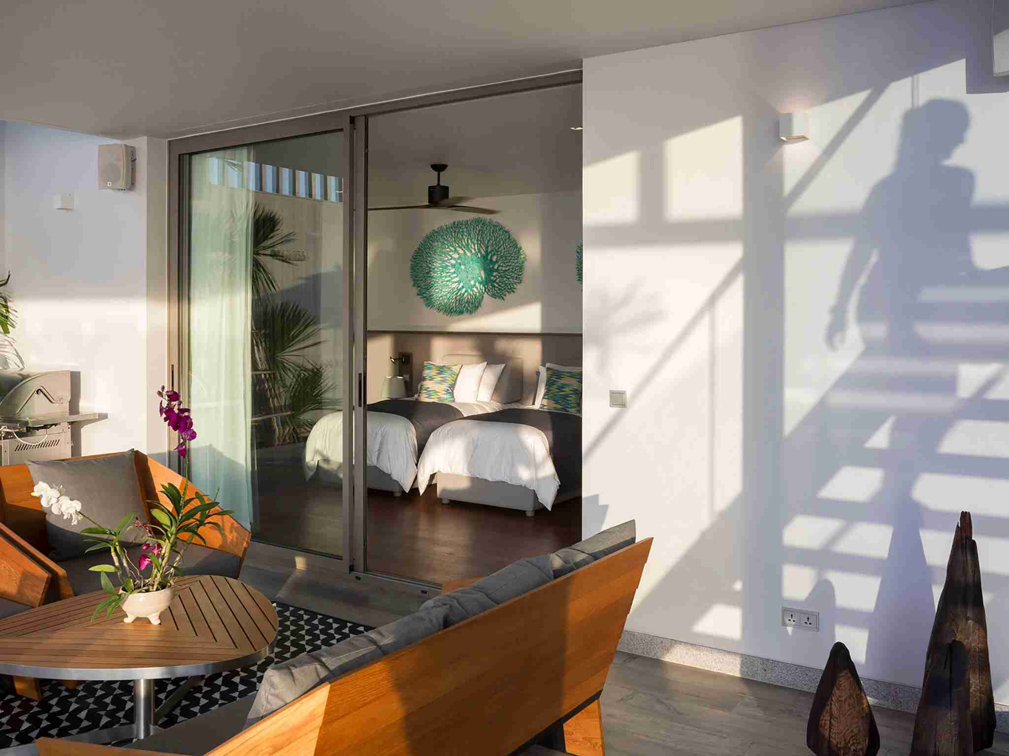 Malaiwana Duplex - Twin bedroom and outside living area